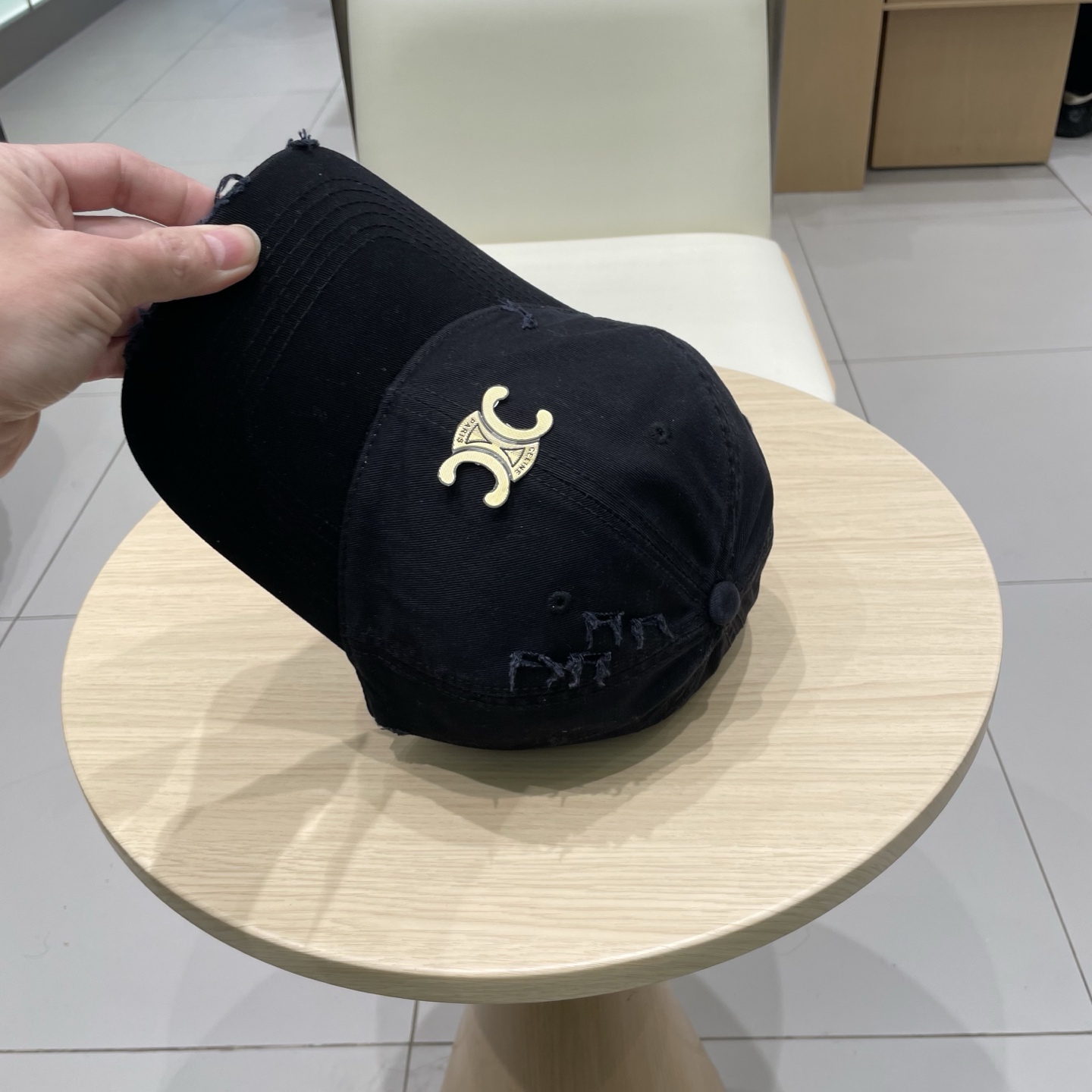  CELINE 塞琳 新款 🆕 棒球帽 🧢 
logo比较小一点 楦型 通通不一专柜热卖款轻盈透气
完美