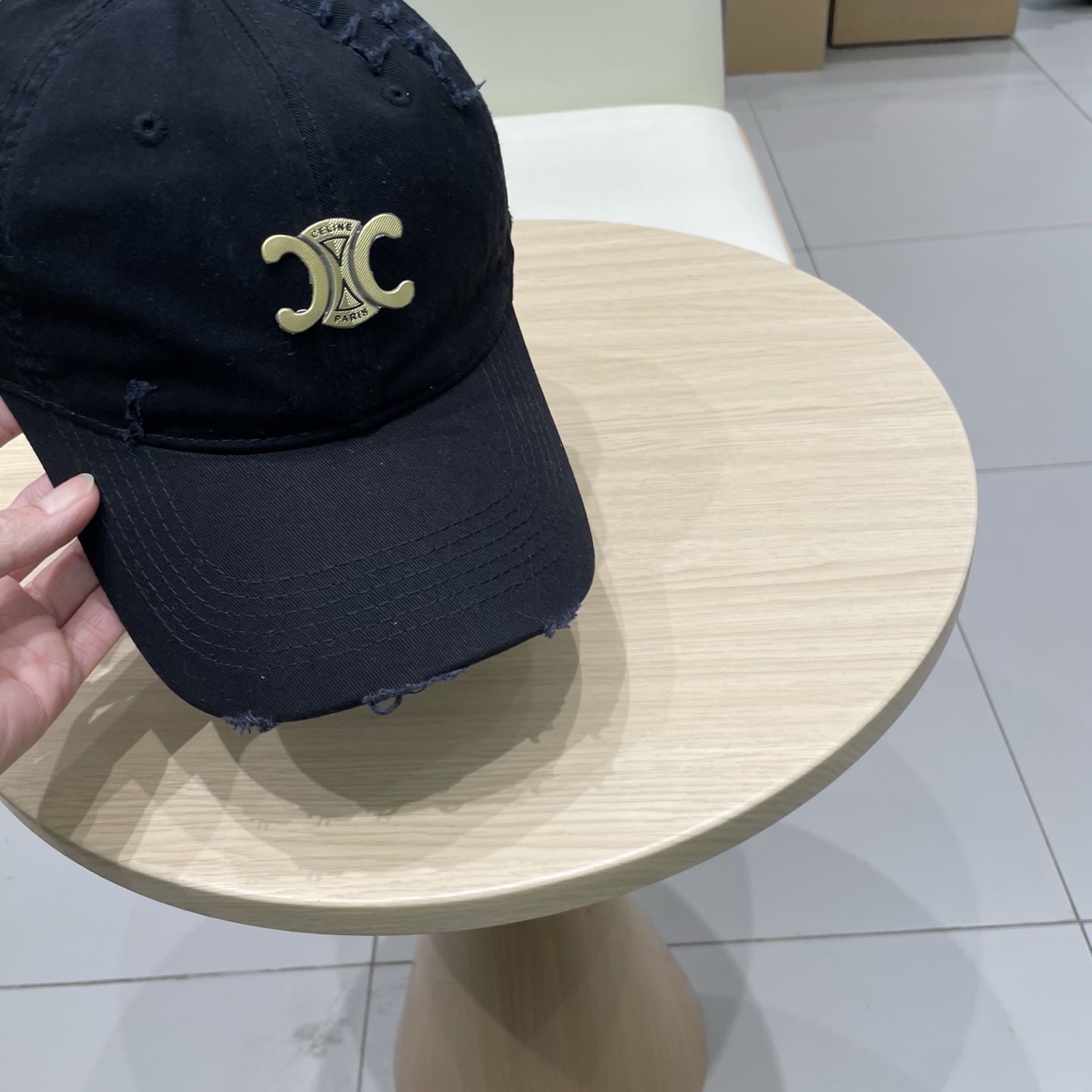  CELINE 塞琳 新款 🆕 棒球帽 🧢 
logo比较小一点 楦型 通通不一专柜热卖款轻盈透气
完美