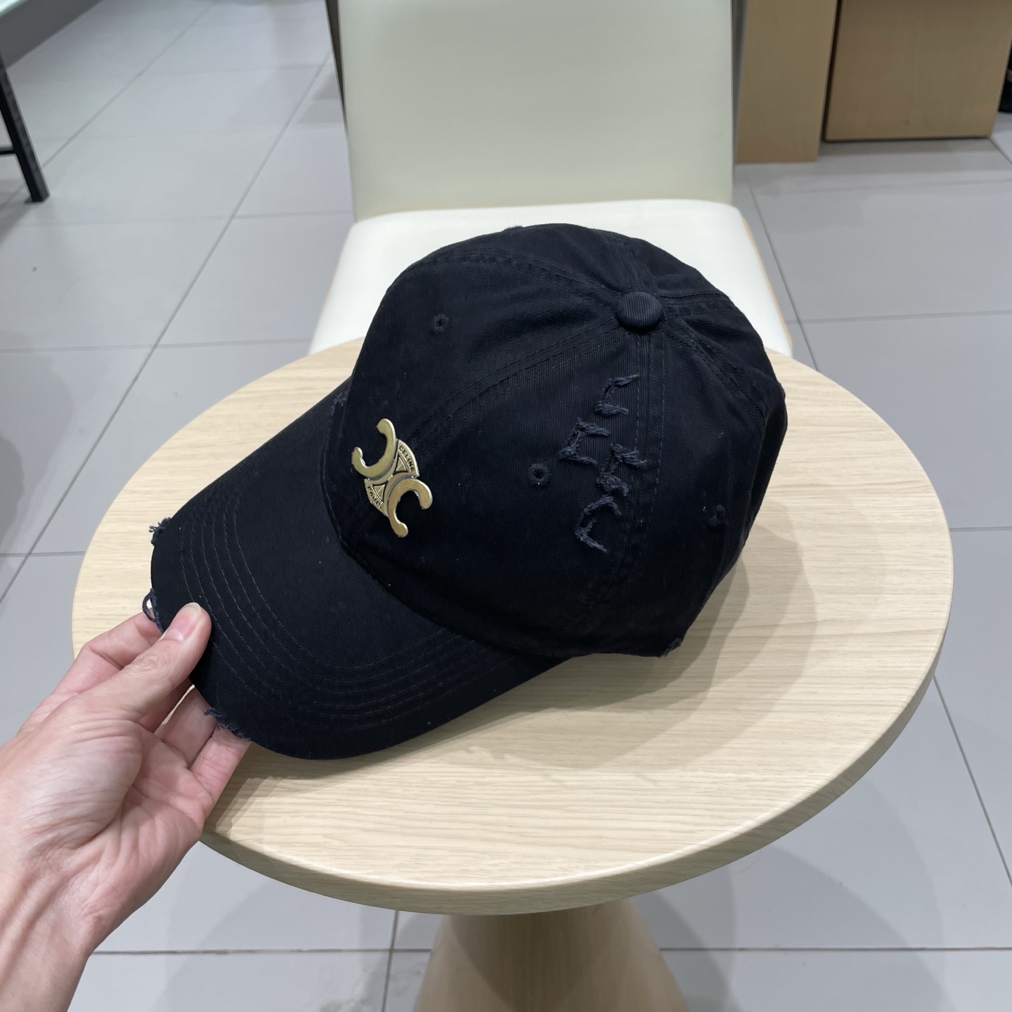  CELINE 塞琳 新款 🆕 棒球帽 🧢 
logo比较小一点 楦型 通通不一专柜热卖款轻盈透气
完美