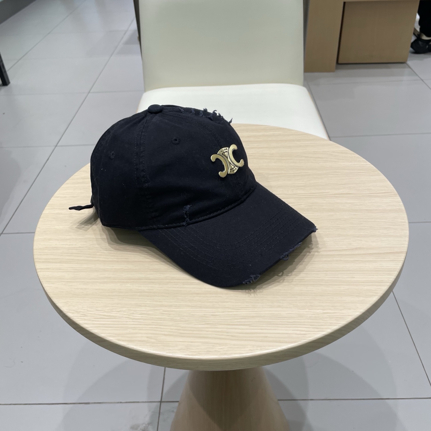  CELINE 塞琳 新款 🆕 棒球帽 🧢 
logo比较小一点 楦型 通通不一专柜热卖款轻盈透气
完美