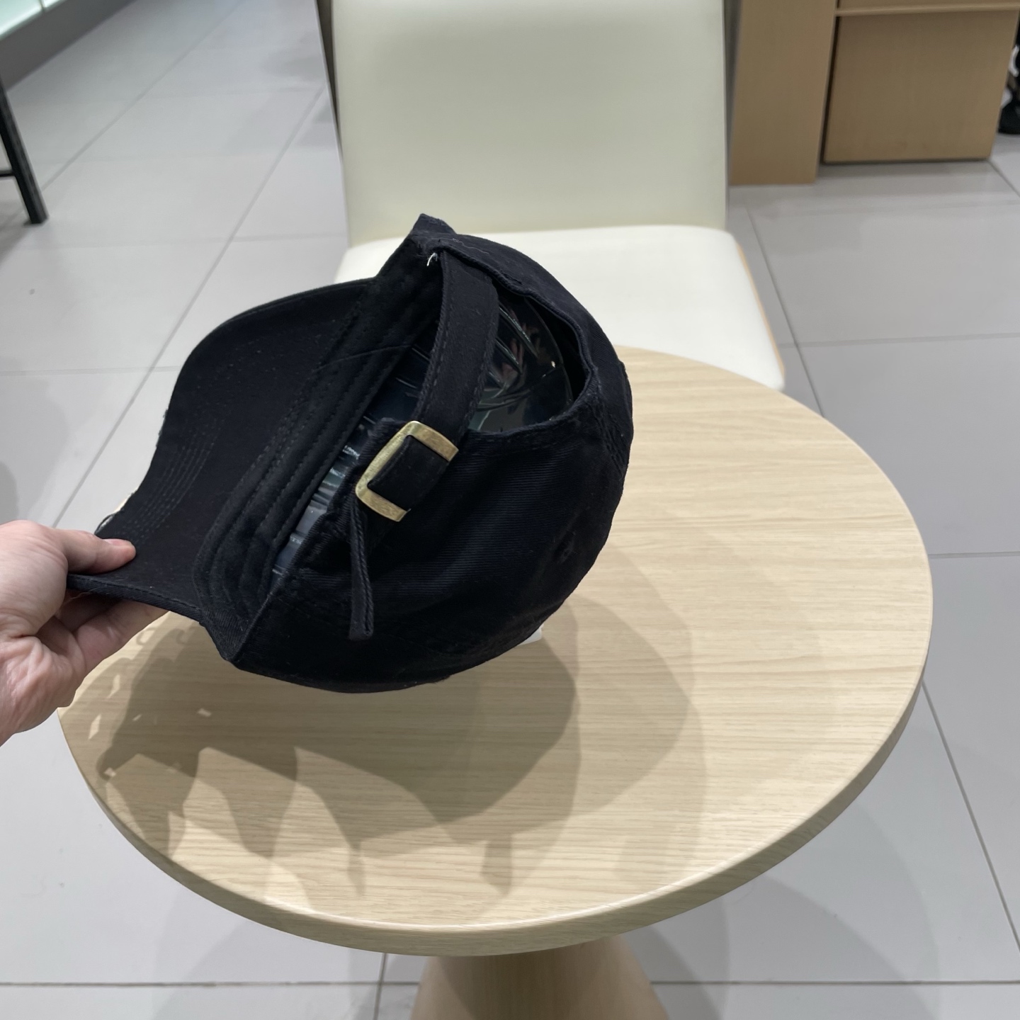  CELINE 塞琳 新款 🆕 棒球帽 🧢 
logo比较小一点 楦型 通通不一专柜热卖款轻盈透气
完美