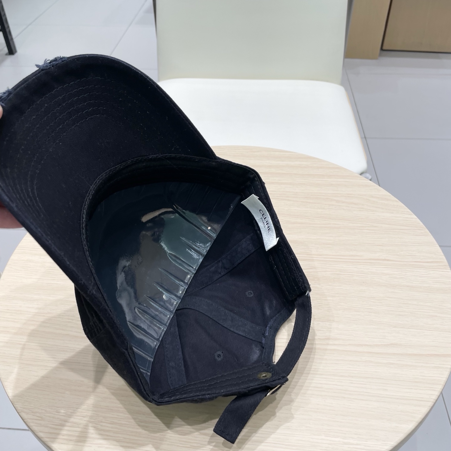  CELINE 塞琳 新款 🆕 棒球帽 🧢 
logo比较小一点 楦型 通通不一专柜热卖款轻盈透气
完美