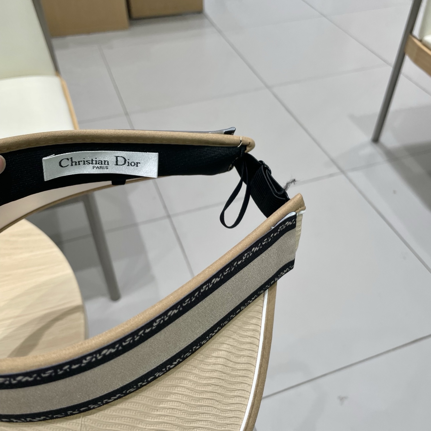 迪奥Dior新款空顶帽
看一眼就会爱上的遮阳帽，夏天的你需要一顶与众不同的帽子去眼压群芳，这款气质空顶帽