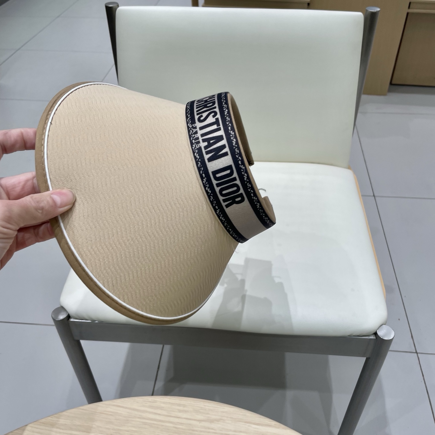 迪奥Dior新款空顶帽
看一眼就会爱上的遮阳帽，夏天的你需要一顶与众不同的帽子去眼压群芳，这款气质空顶帽