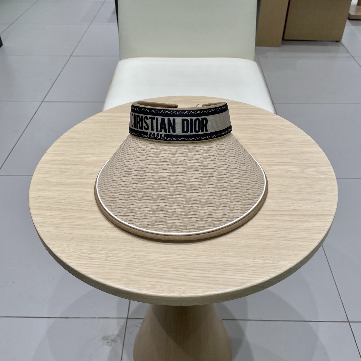 迪奥Dior新款空顶帽
看一眼就会爱上的遮阳帽，夏天的你需要一顶与众不同的帽子去眼压群芳，这款气质空顶帽