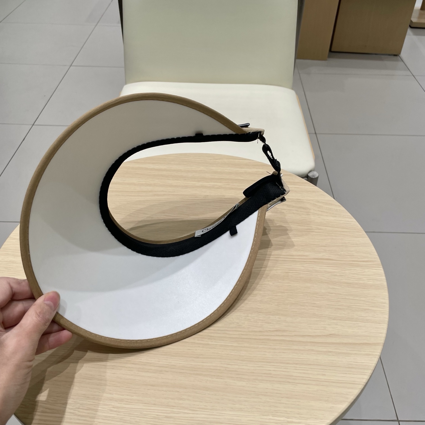 迪奥Dior新款空顶帽
看一眼就会爱上的遮阳帽，夏天的你需要一顶与众不同的帽子去眼压群芳，这款气质空顶帽