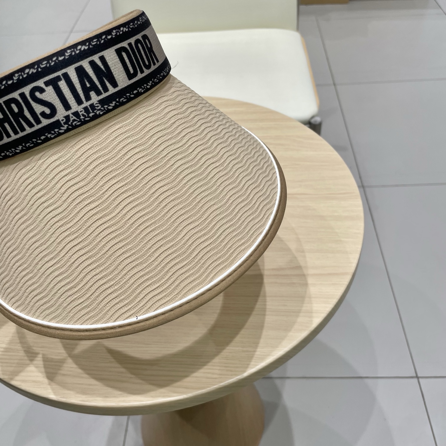 迪奥Dior新款空顶帽
看一眼就会爱上的遮阳帽，夏天的你需要一顶与众不同的帽子去眼压群芳，这款气质空顶帽