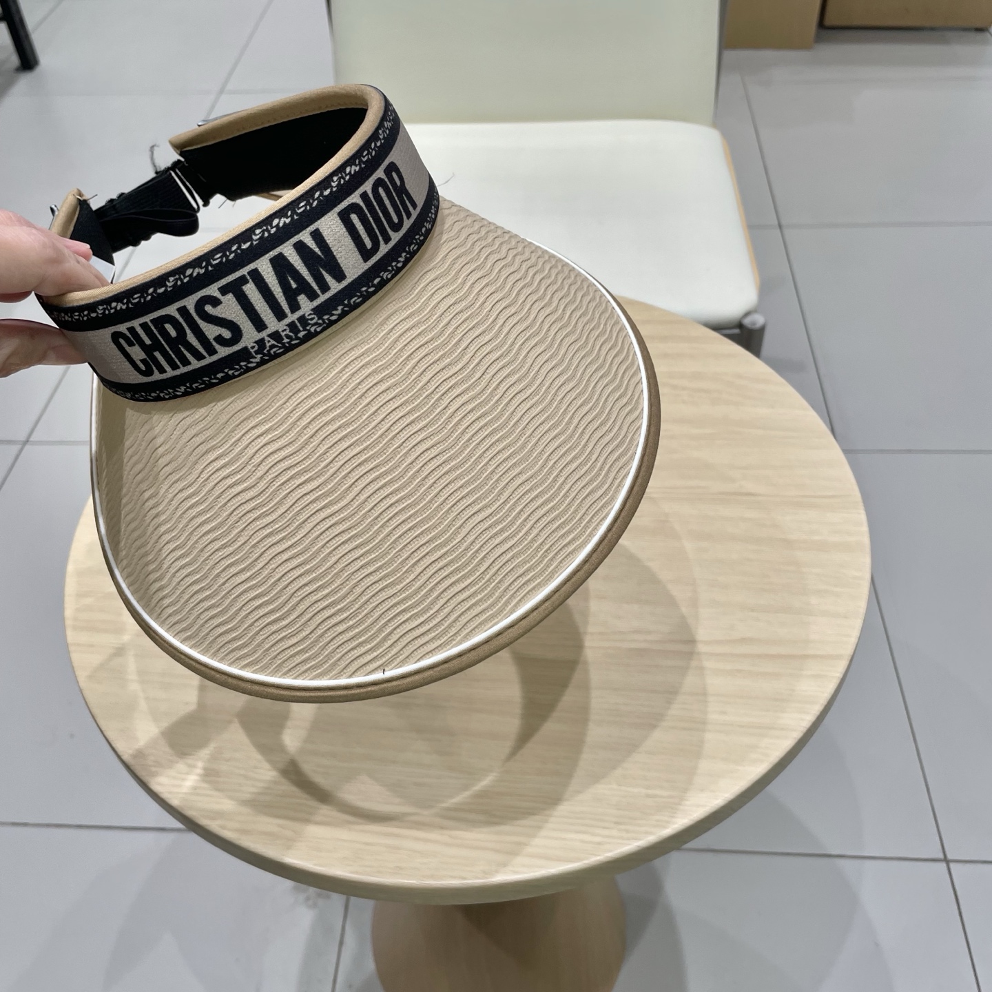 迪奥Dior新款空顶帽
看一眼就会爱上的遮阳帽，夏天的你需要一顶与众不同的帽子去眼压群芳，这款气质空顶帽