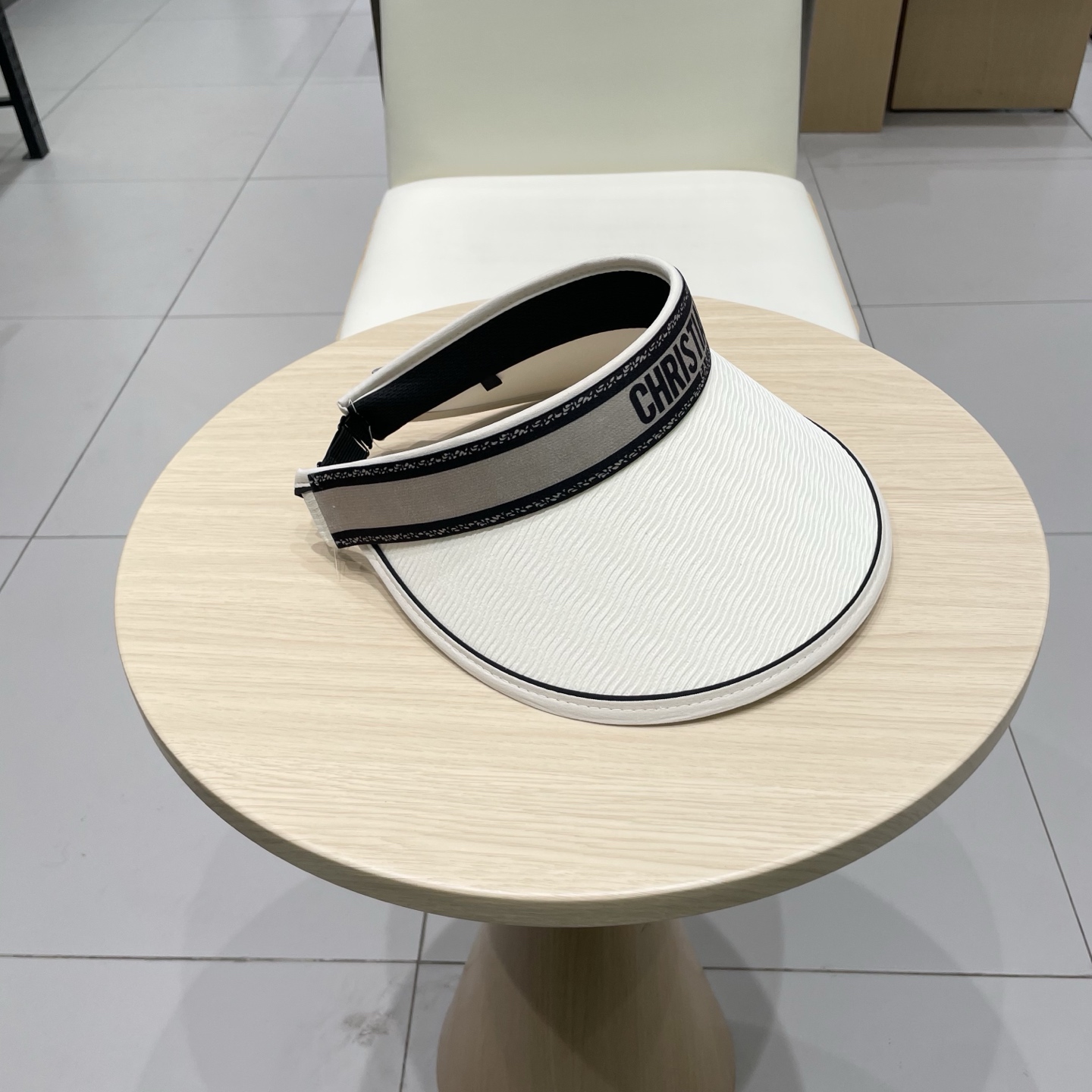 迪奥Dior新款空顶帽
看一眼就会爱上的遮阳帽，夏天的你需要一顶与众不同的帽子去眼压群芳，这款气质空顶帽