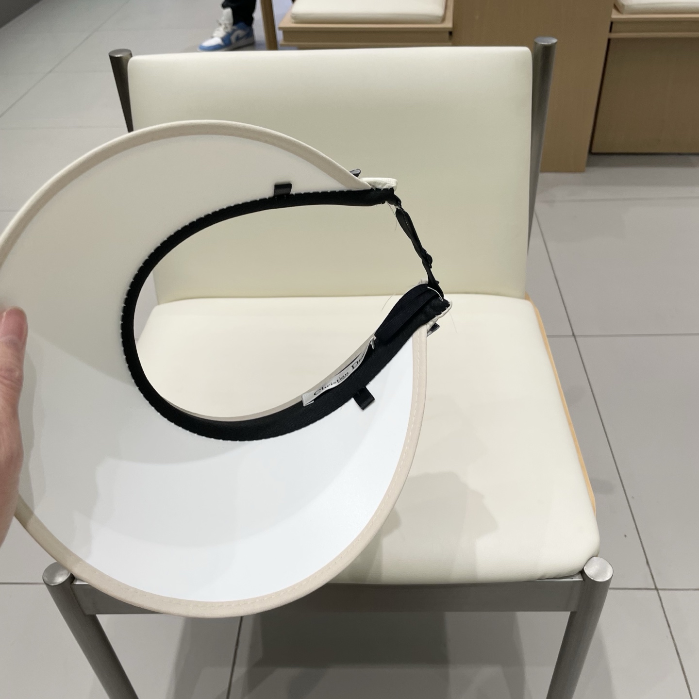 迪奥Dior新款空顶帽
看一眼就会爱上的遮阳帽，夏天的你需要一顶与众不同的帽子去眼压群芳，这款气质空顶帽