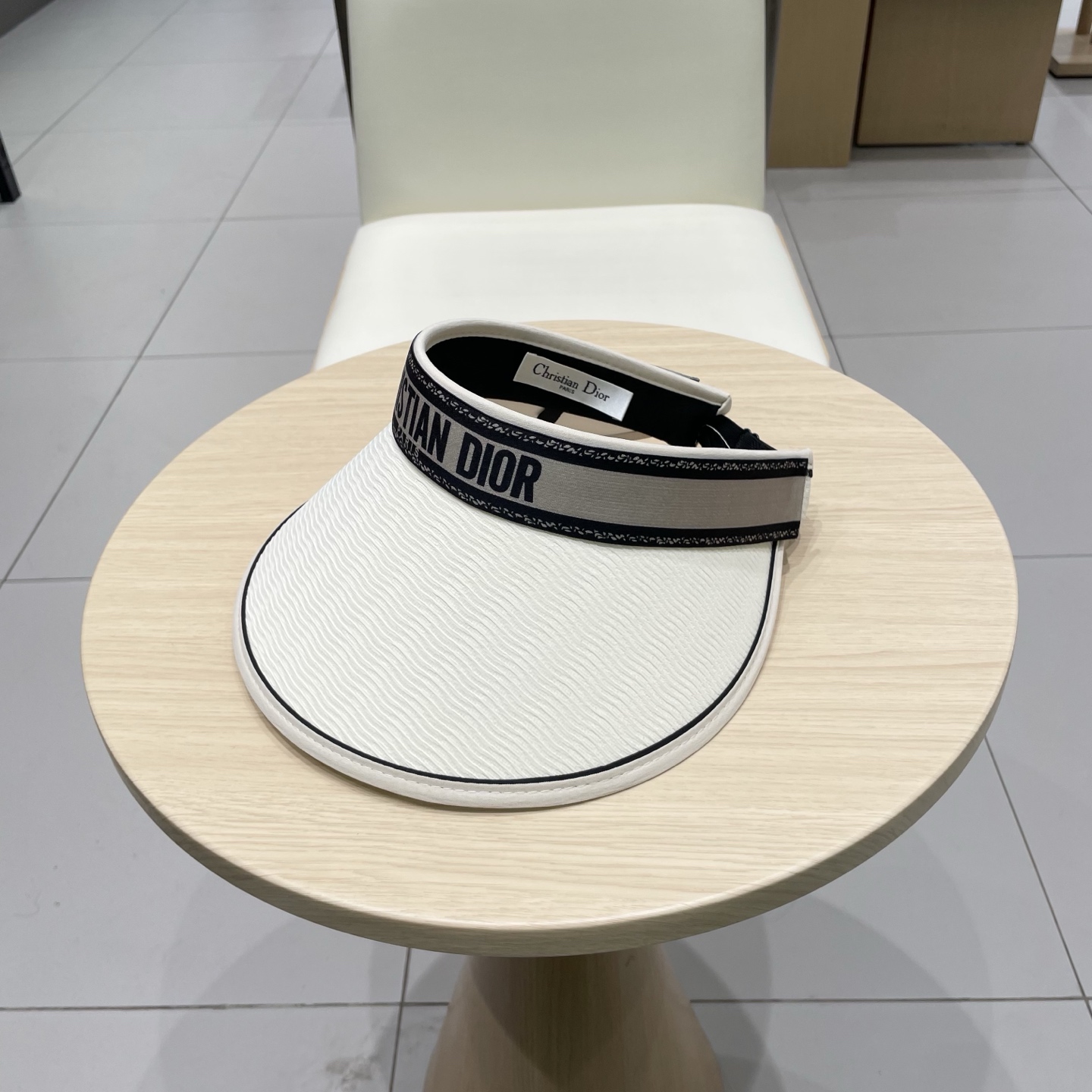 迪奥Dior新款空顶帽
看一眼就会爱上的遮阳帽，夏天的你需要一顶与众不同的帽子去眼压群芳，这款气质空顶帽