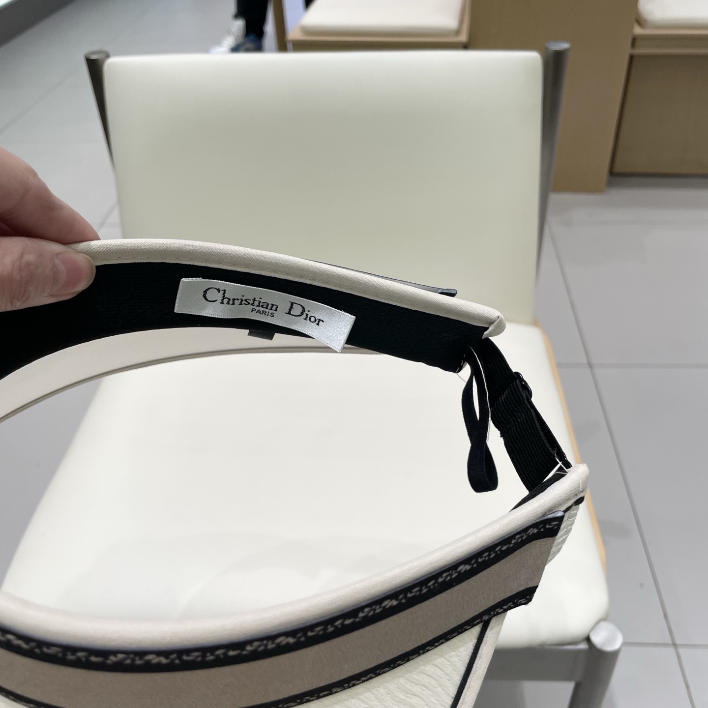 迪奥Dior新款空顶帽
看一眼就会爱上的遮阳帽，夏天的你需要一顶与众不同的帽子去眼压群芳，这款气质空顶帽