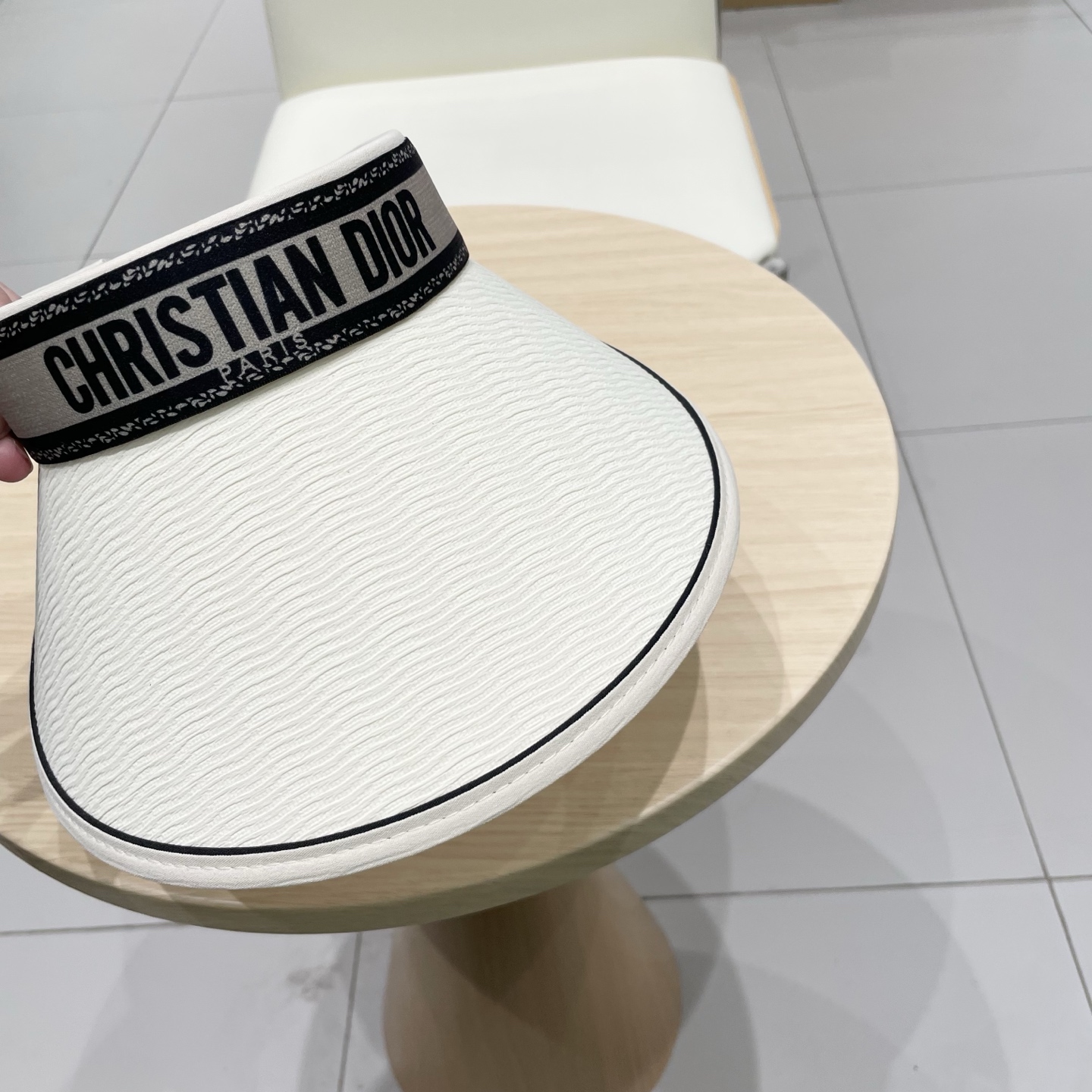 迪奥Dior新款空顶帽
看一眼就会爱上的遮阳帽，夏天的你需要一顶与众不同的帽子去眼压群芳，这款气质空顶帽