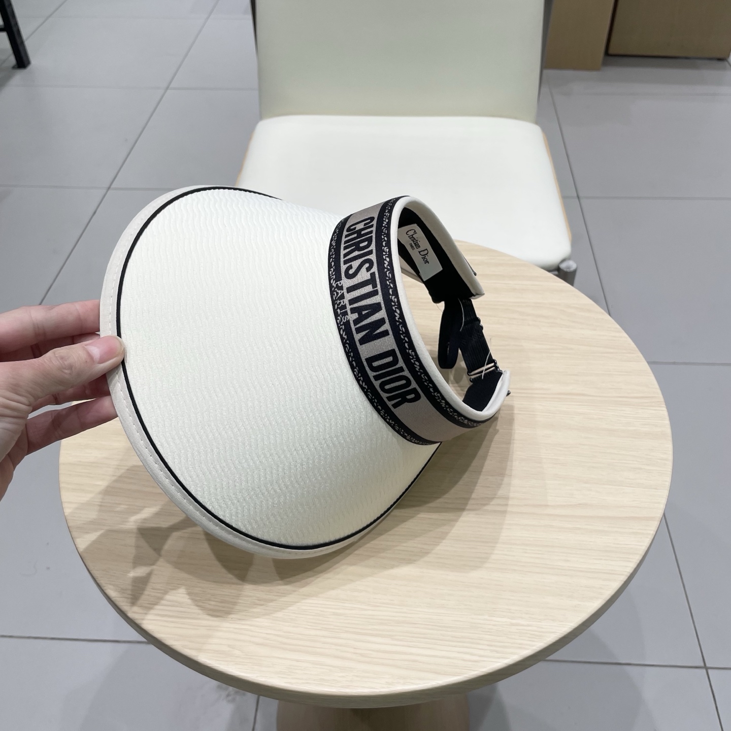 迪奥Dior新款空顶帽
看一眼就会爱上的遮阳帽，夏天的你需要一顶与众不同的帽子去眼压群芳，这款气质空顶帽