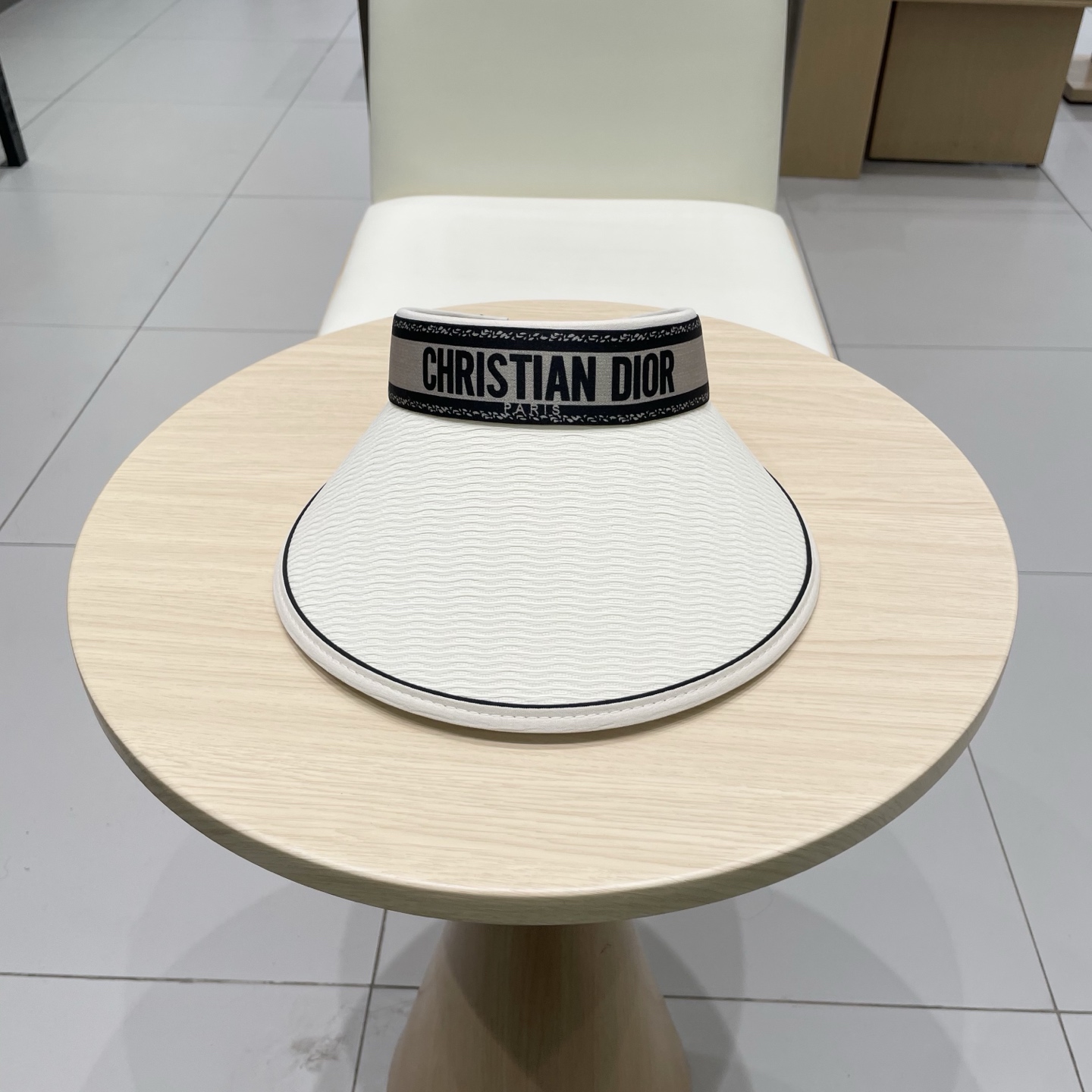 迪奥Dior新款空顶帽
看一眼就会爱上的遮阳帽，夏天的你需要一顶与众不同的帽子去眼压群芳，这款气质空顶帽