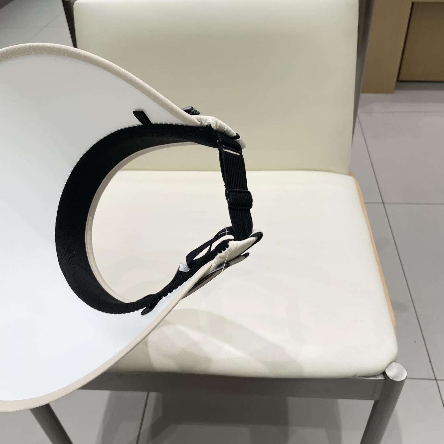 迪奥Dior新款空顶帽
看一眼就会爱上的遮阳帽，夏天的你需要一顶与众不同的帽子去眼压群芳，这款气质空顶帽