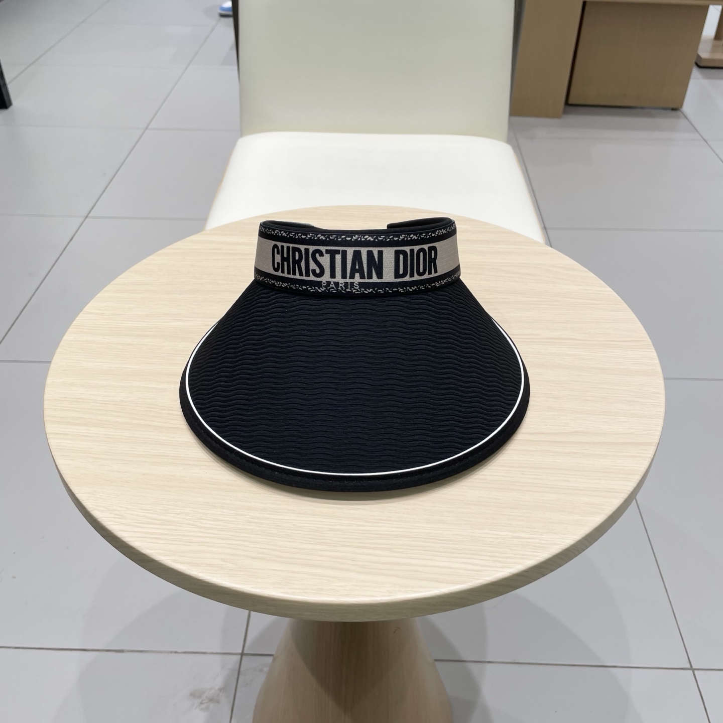 NO:224376,Dior's new empty top hat The sun hat you will fall in love with at a glance. In summer, you need a unique hat to suppress the eyes. This elegant empty top hat is very suitable!  Hat Straw Hat Fisherman Hat Baseball Hat Knitted Hats, Hats, Dior, Dior, espadrilles, hats19860909迪奥Dior新款空顶帽 看一眼就会爱上的遮阳帽,夏天的你需要一顶与众不同的帽子去眼压群芳,这款气质空顶帽就很适合！帽子草帽渔夫帽棒球帽针织帽,帽子,dior,dior,espadrilles,hats,hat