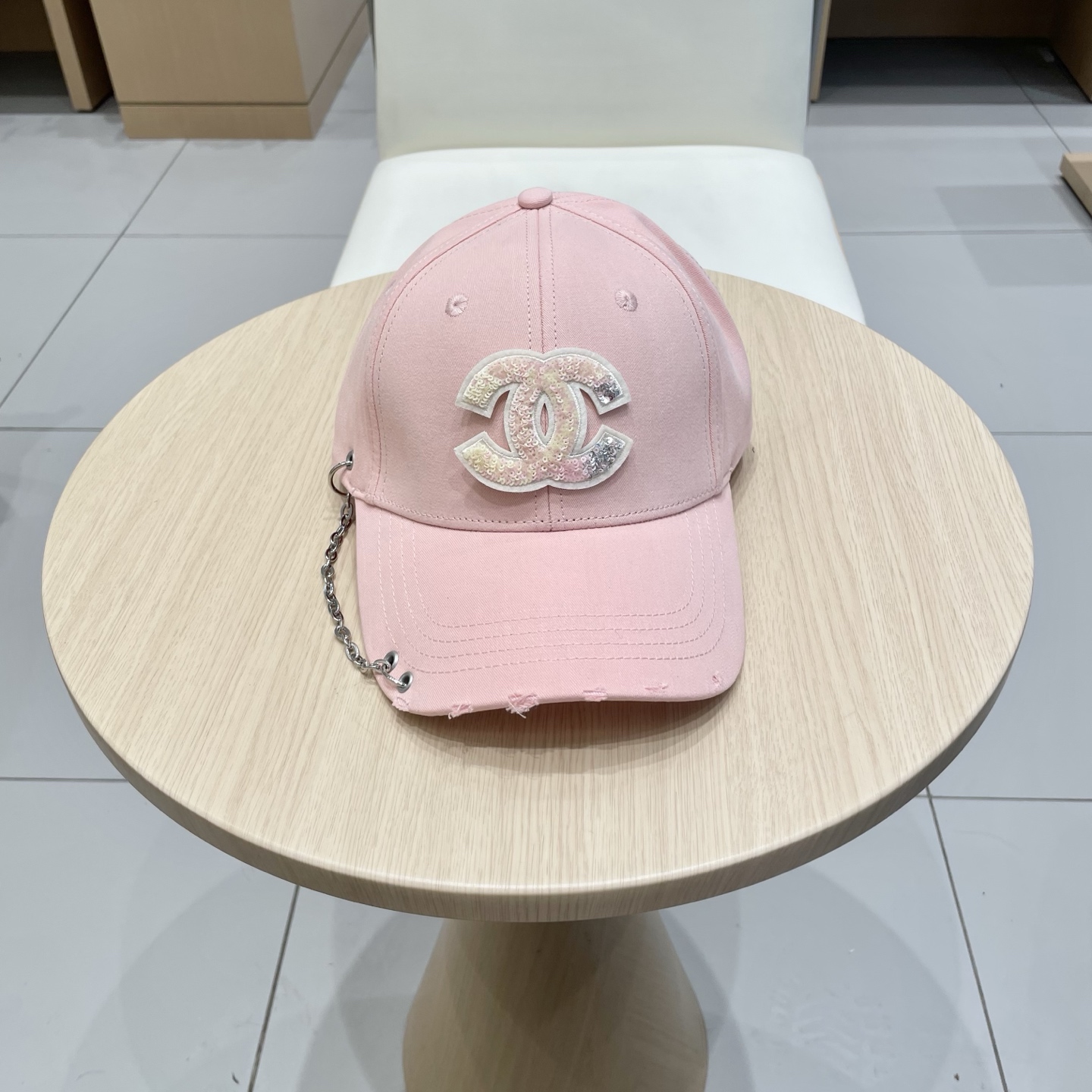   CHANEL香奈儿新款🆕链条⛓️装饰款式棒球帽🔸 节假日旅游带它出去美美哒❕  中古款哟.这种帽子不