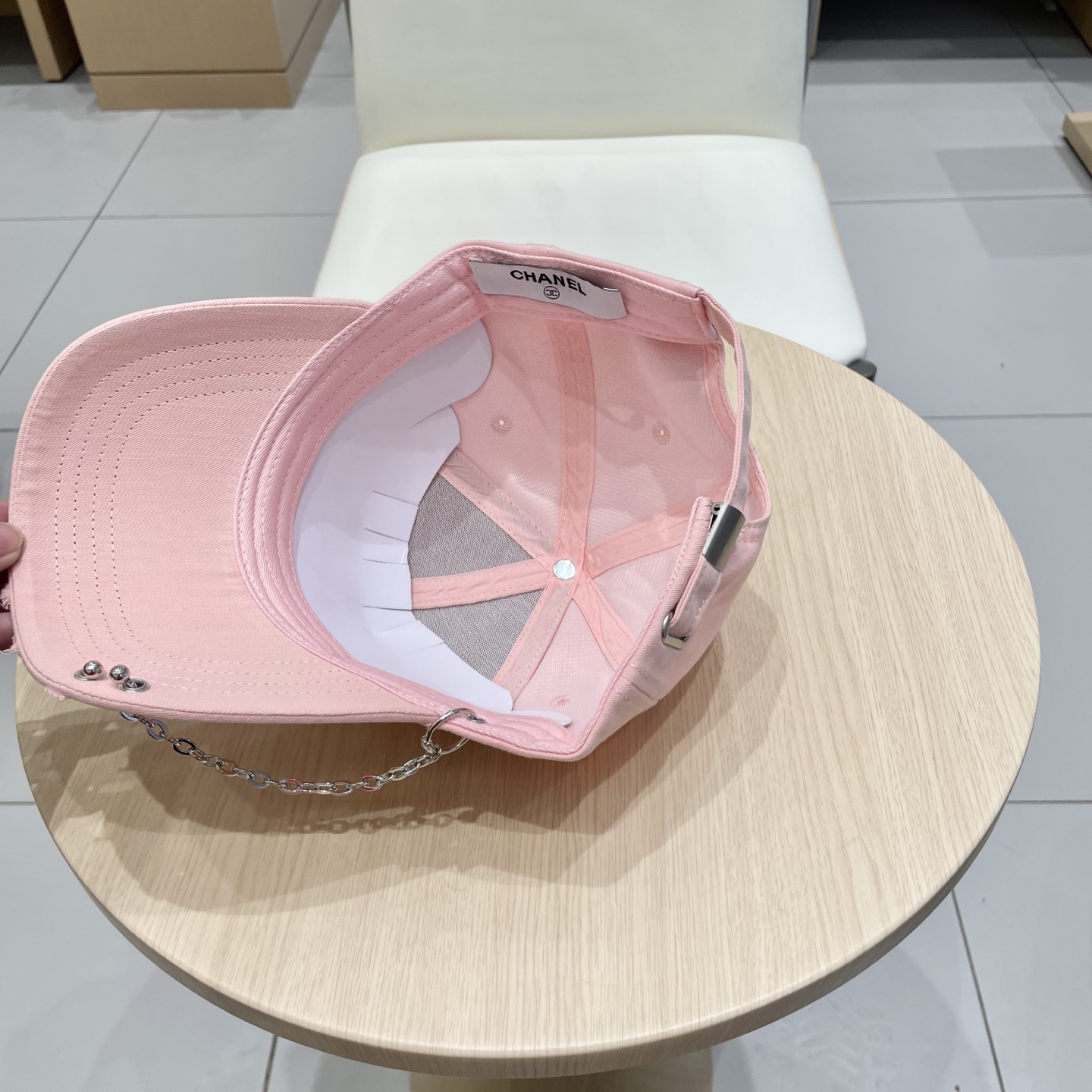  CHANEL香奈儿新款🆕链条⛓️装饰款式棒球帽🔸 节假日旅游带它出去美美哒❕  中古款哟.这种帽子不