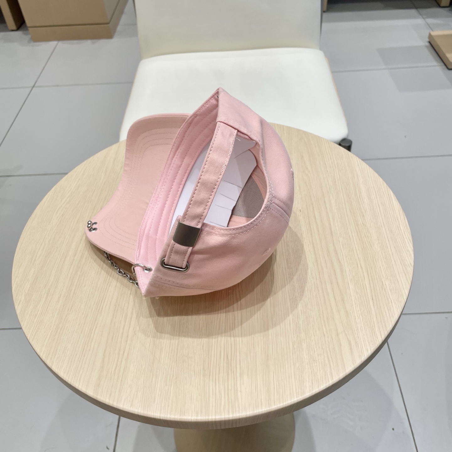   CHANEL香奈儿新款🆕链条⛓️装饰款式棒球帽🔸 节假日旅游带它出去美美哒❕  中古款哟.这种帽子不