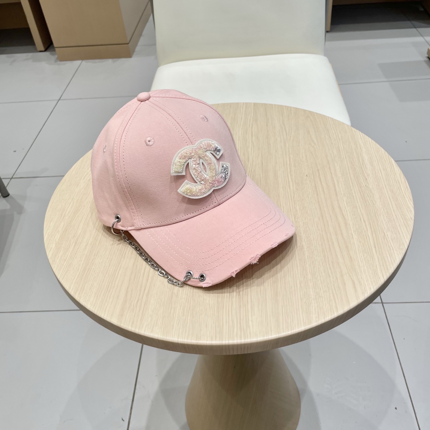   CHANEL香奈儿新款🆕链条⛓️装饰款式棒球帽🔸 节假日旅游带它出去美美哒❕  中古款哟.这种帽子不