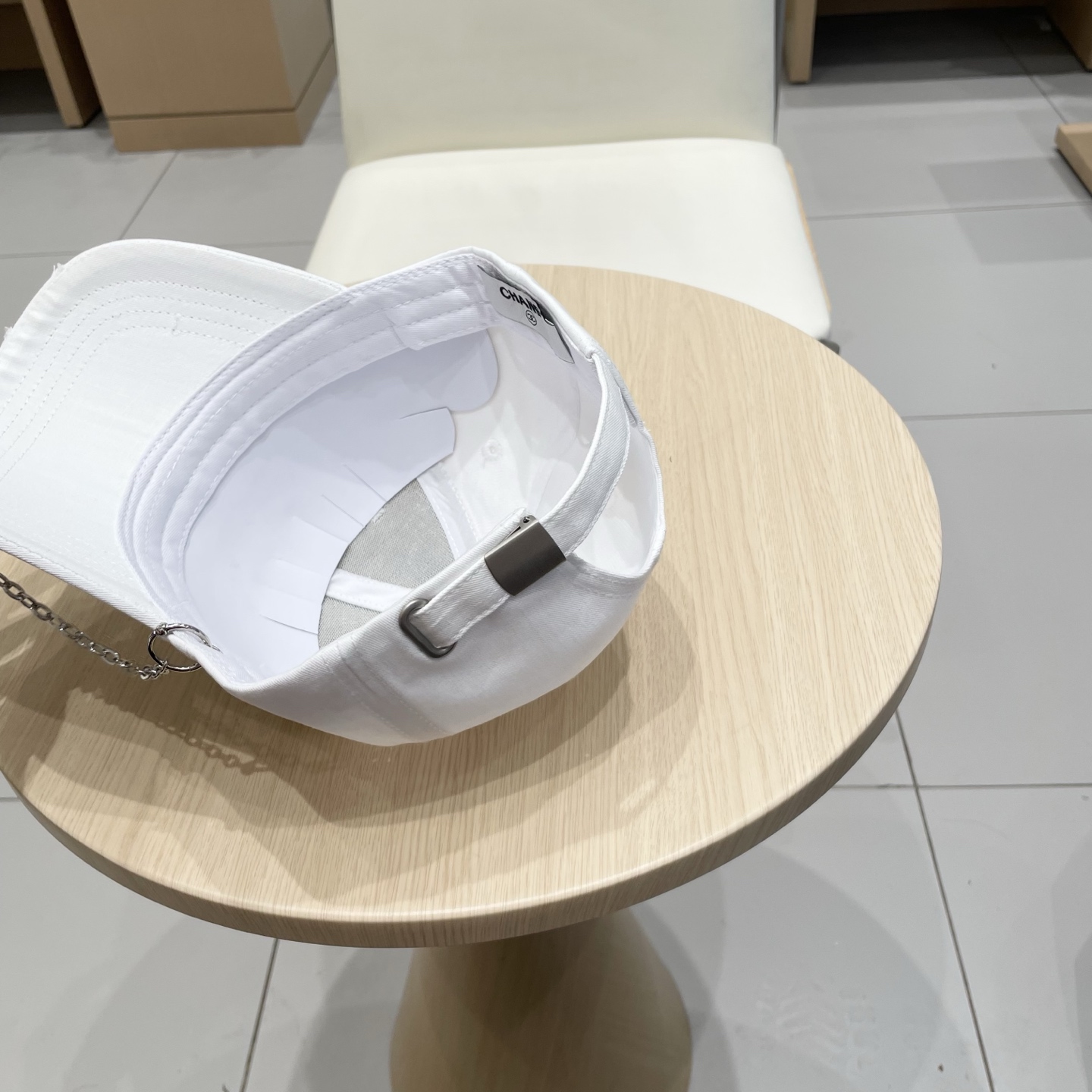   CHANEL香奈儿新款🆕链条⛓️装饰款式棒球帽🔸 节假日旅游带它出去美美哒❕  中古款哟.这种帽子不