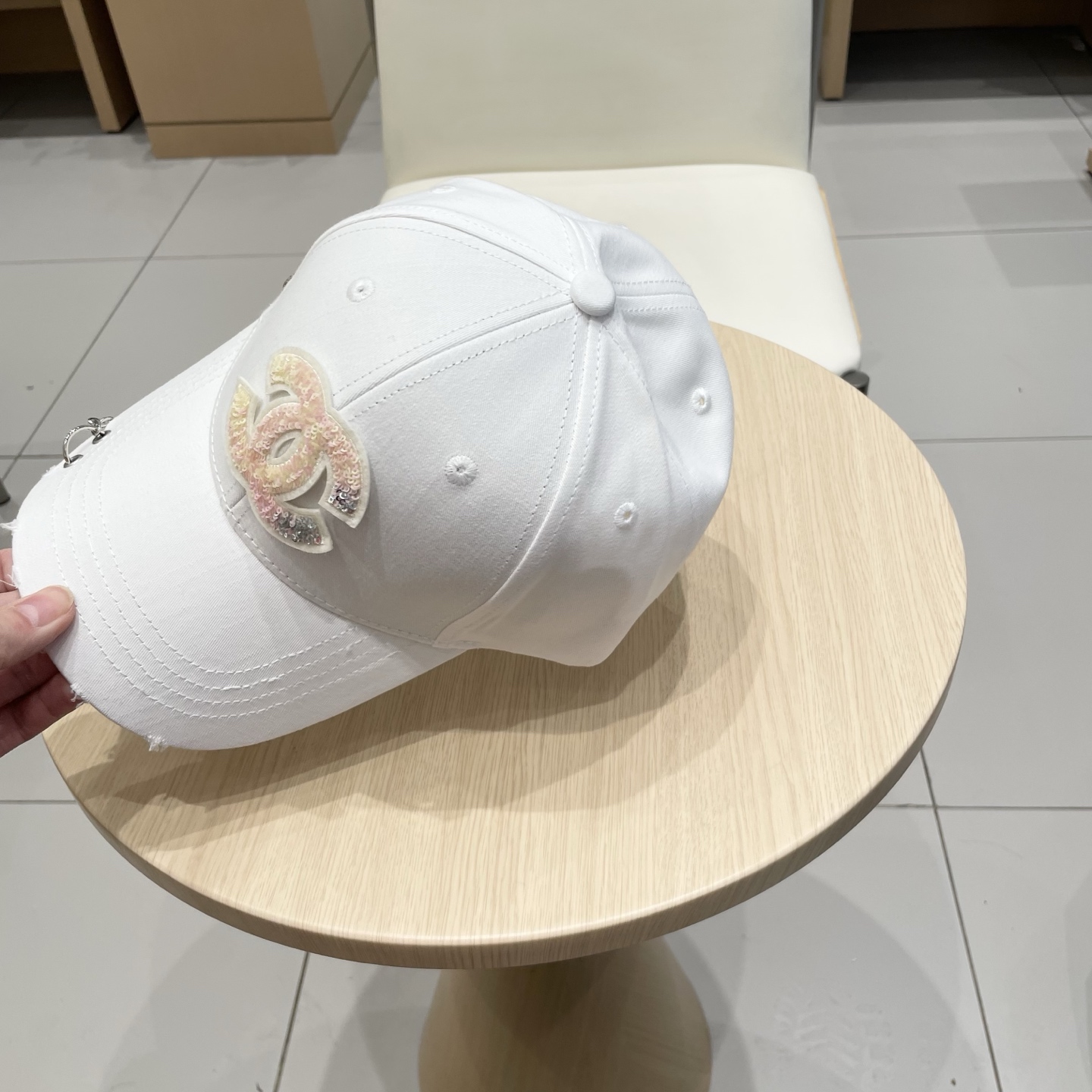   CHANEL香奈儿新款🆕链条⛓️装饰款式棒球帽🔸 节假日旅游带它出去美美哒❕  中古款哟.这种帽子不