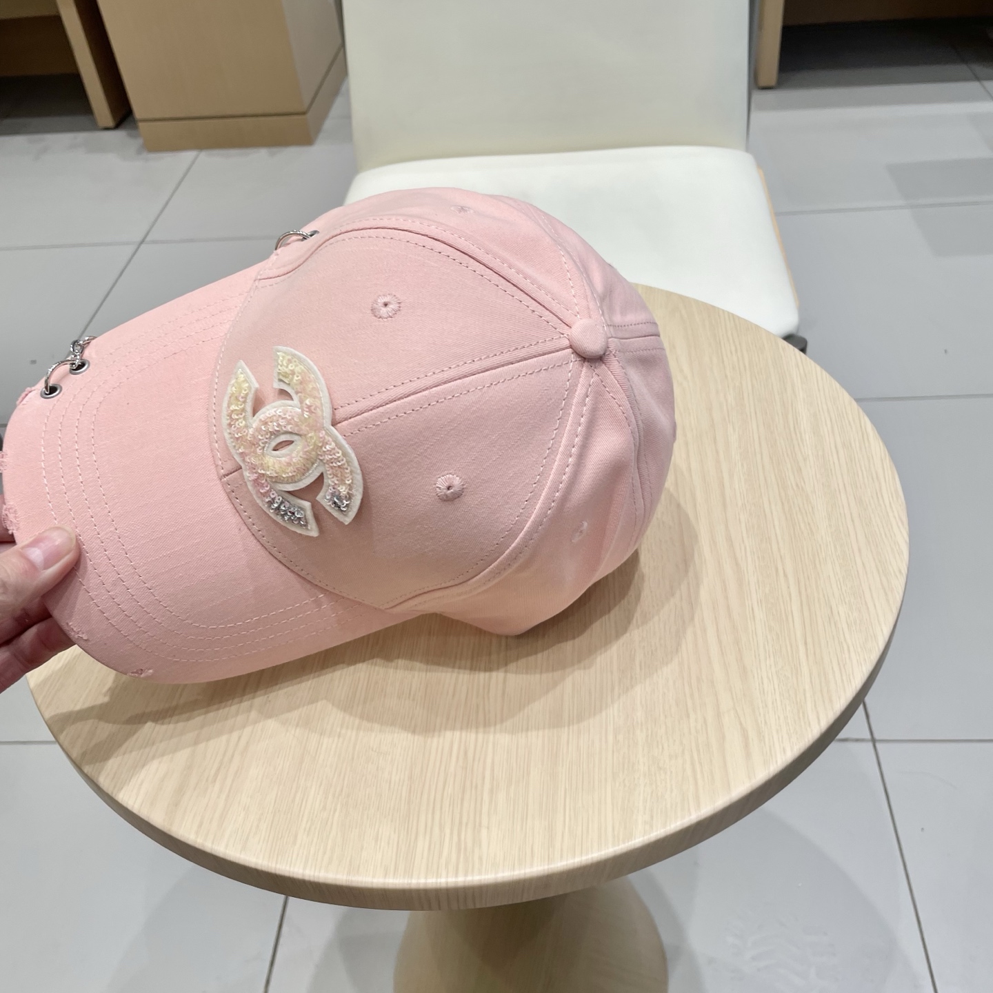   CHANEL香奈儿新款🆕链条⛓️装饰款式棒球帽🔸 节假日旅游带它出去美美哒❕  中古款哟.这种帽子不