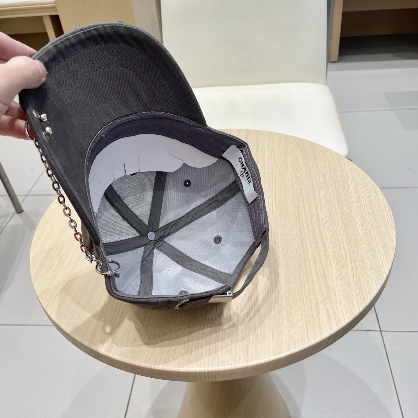   CHANEL香奈儿新款🆕链条⛓️装饰款式棒球帽🔸 节假日旅游带它出去美美哒❕  中古款哟.这种帽子不