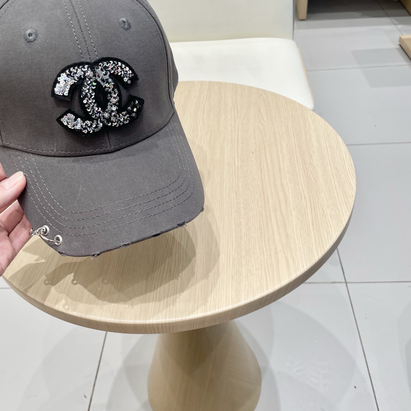   CHANEL香奈儿新款🆕链条⛓️装饰款式棒球帽🔸 节假日旅游带它出去美美哒❕  中古款哟.这种帽子不