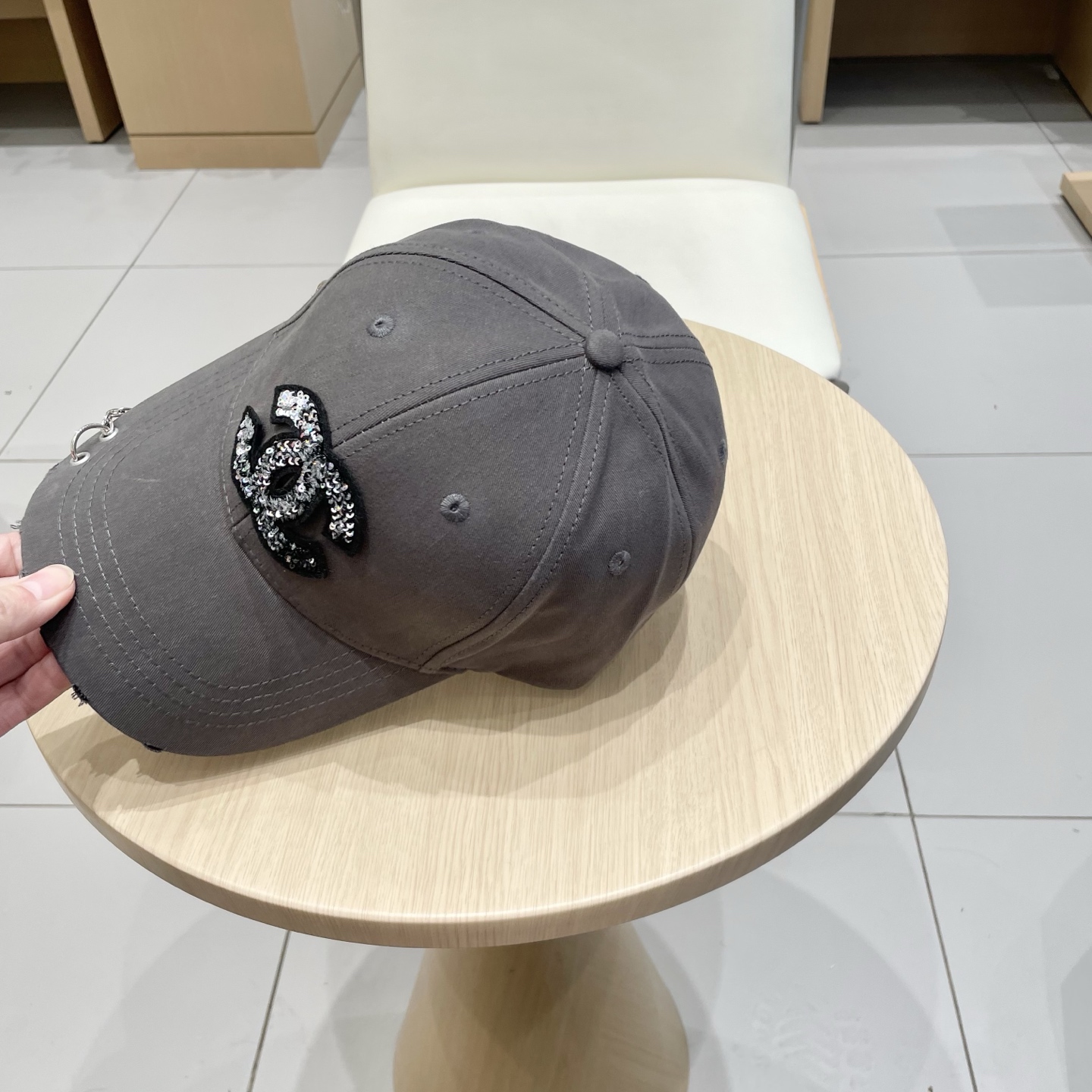   CHANEL香奈儿新款🆕链条⛓️装饰款式棒球帽🔸 节假日旅游带它出去美美哒❕  中古款哟.这种帽子不