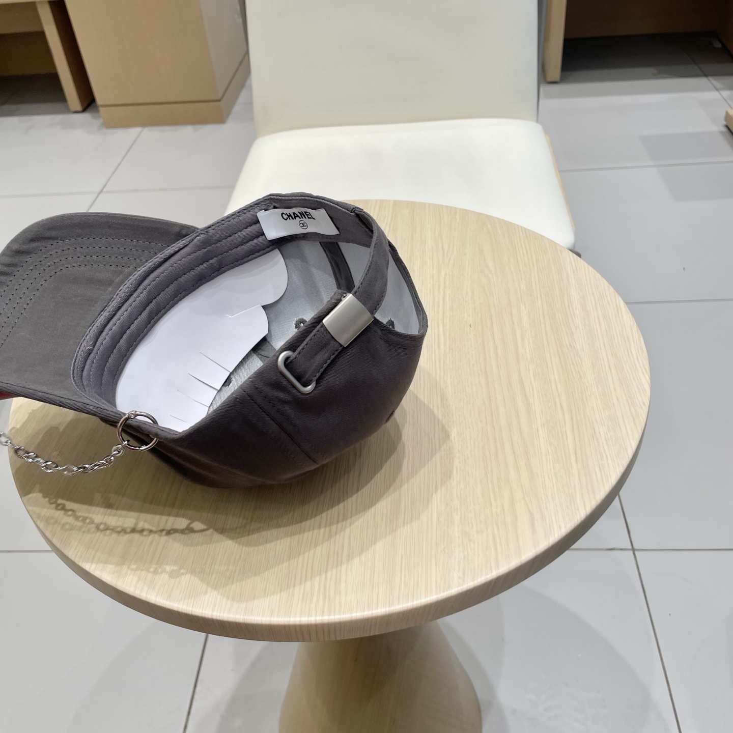   CHANEL香奈儿新款🆕链条⛓️装饰款式棒球帽🔸 节假日旅游带它出去美美哒❕  中古款哟.这种帽子不