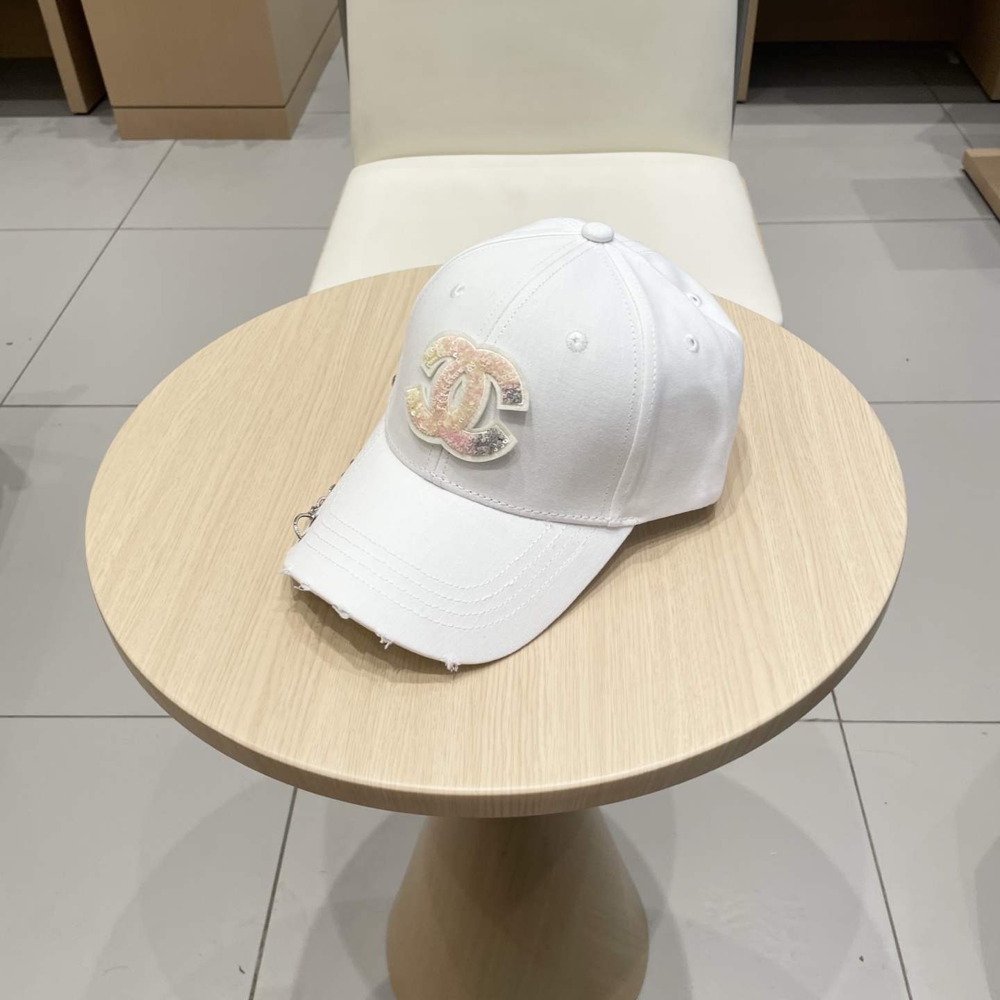   CHANEL香奈儿新款🆕链条⛓️装饰款式棒球帽🔸 节假日旅游带它出去美美哒❕  中古款哟.这种帽子不