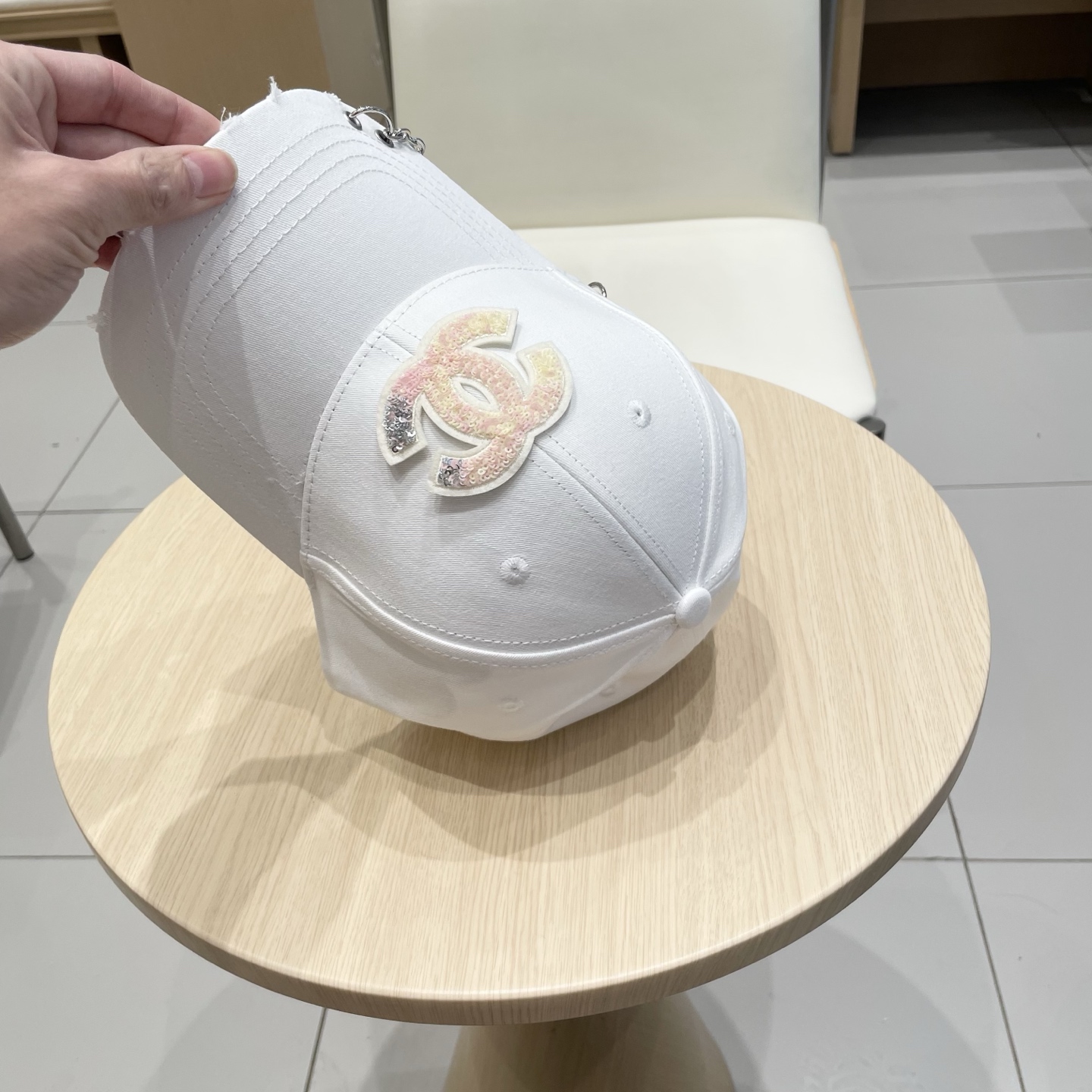   CHANEL香奈儿新款🆕链条⛓️装饰款式棒球帽🔸 节假日旅游带它出去美美哒❕  中古款哟.这种帽子不