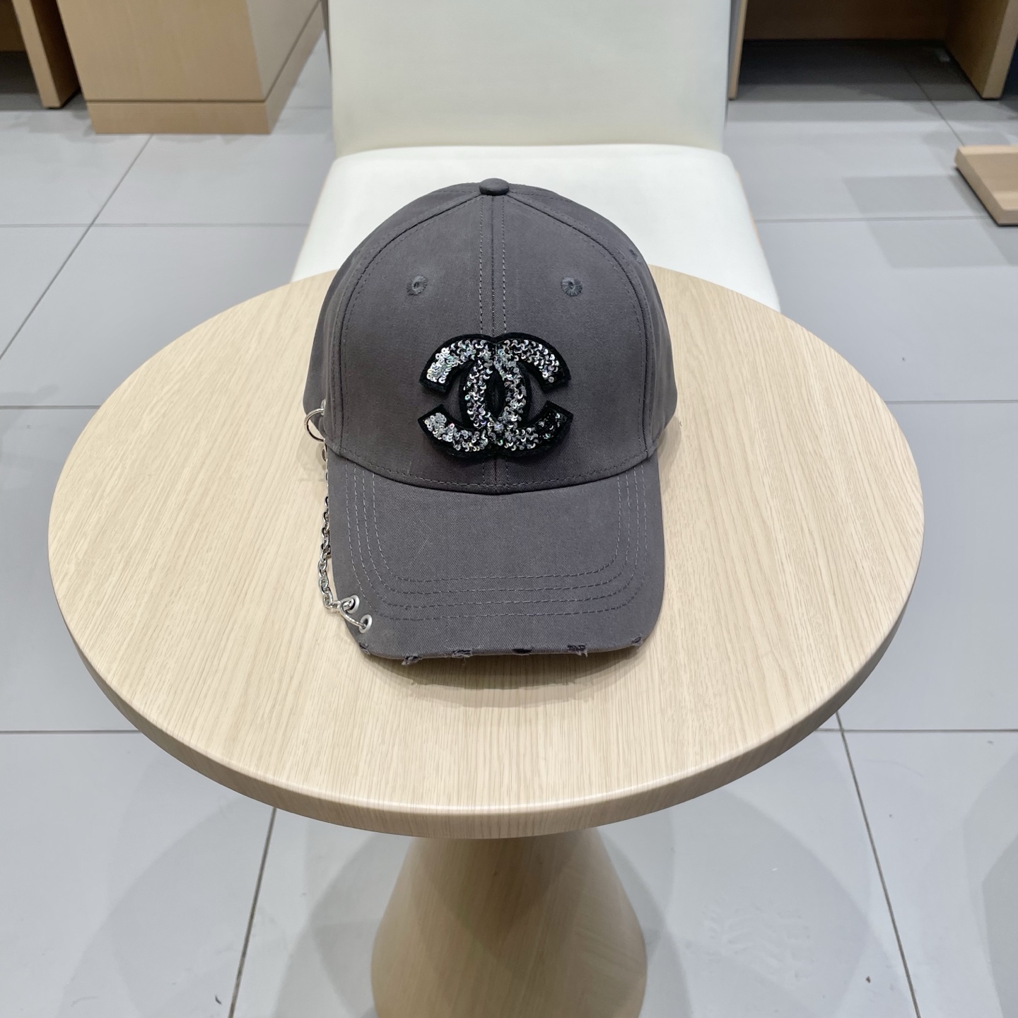   CHANEL香奈儿新款🆕链条⛓️装饰款式棒球帽🔸 节假日旅游带它出去美美哒❕  中古款哟.这种帽子不