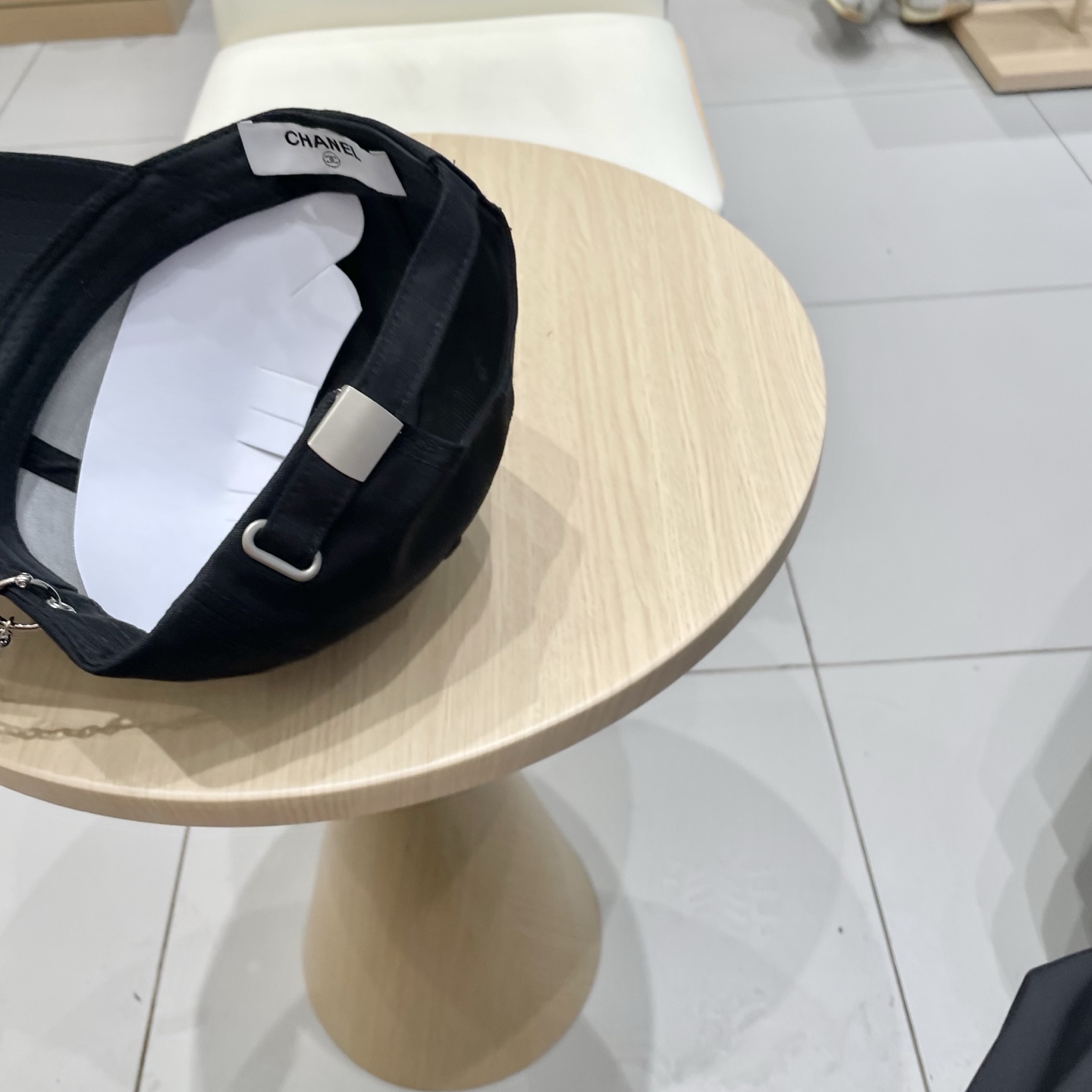   CHANEL香奈儿新款🆕链条⛓️装饰款式棒球帽🔸 节假日旅游带它出去美美哒❕  中古款哟.这种帽子不