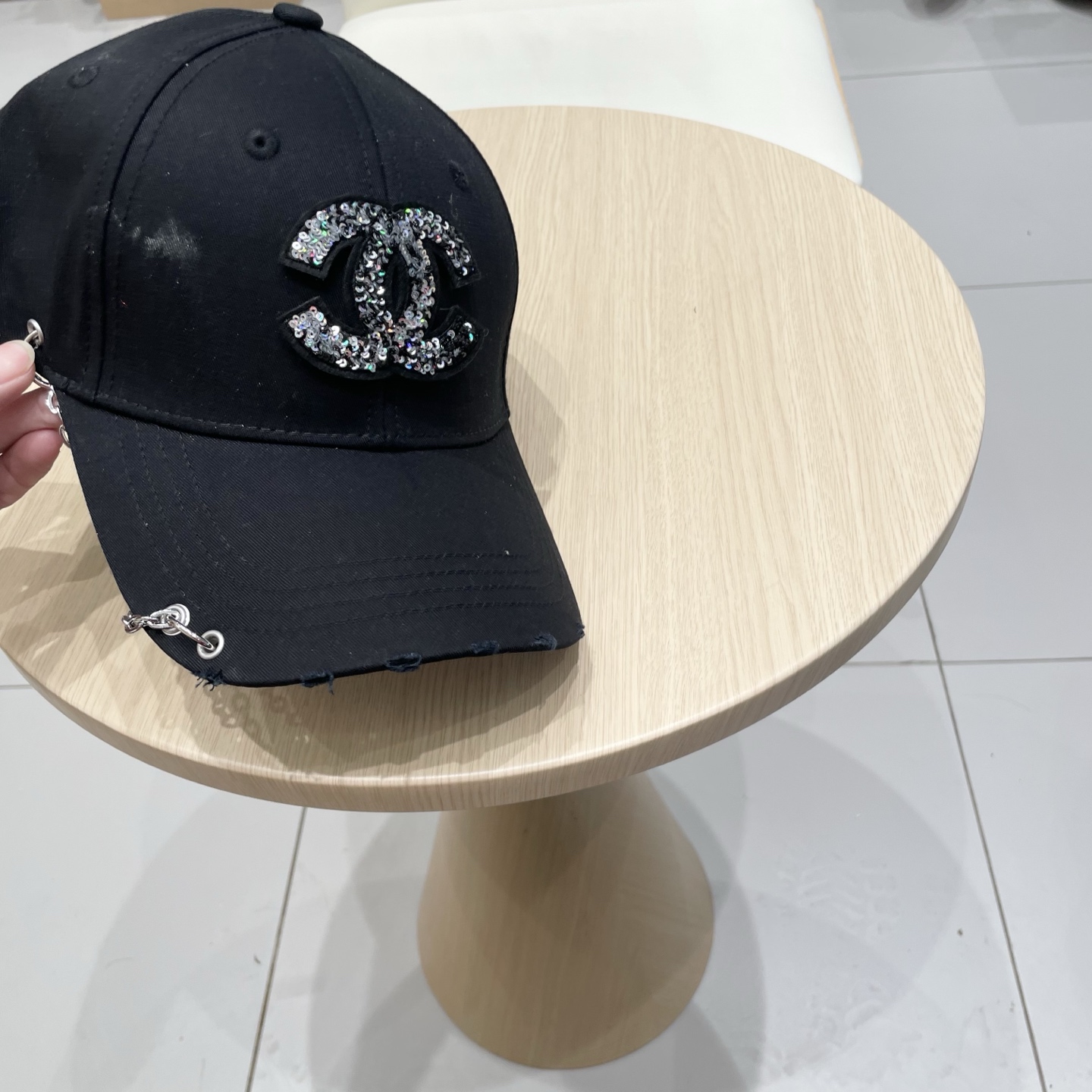   CHANEL香奈儿新款🆕链条⛓️装饰款式棒球帽🔸 节假日旅游带它出去美美哒❕  中古款哟.这种帽子不