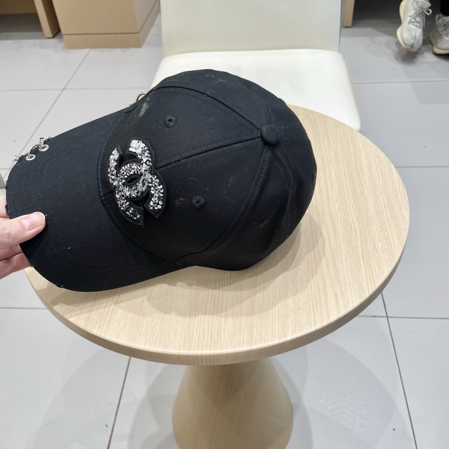   CHANEL香奈儿新款🆕链条⛓️装饰款式棒球帽🔸 节假日旅游带它出去美美哒❕  中古款哟.这种帽子不