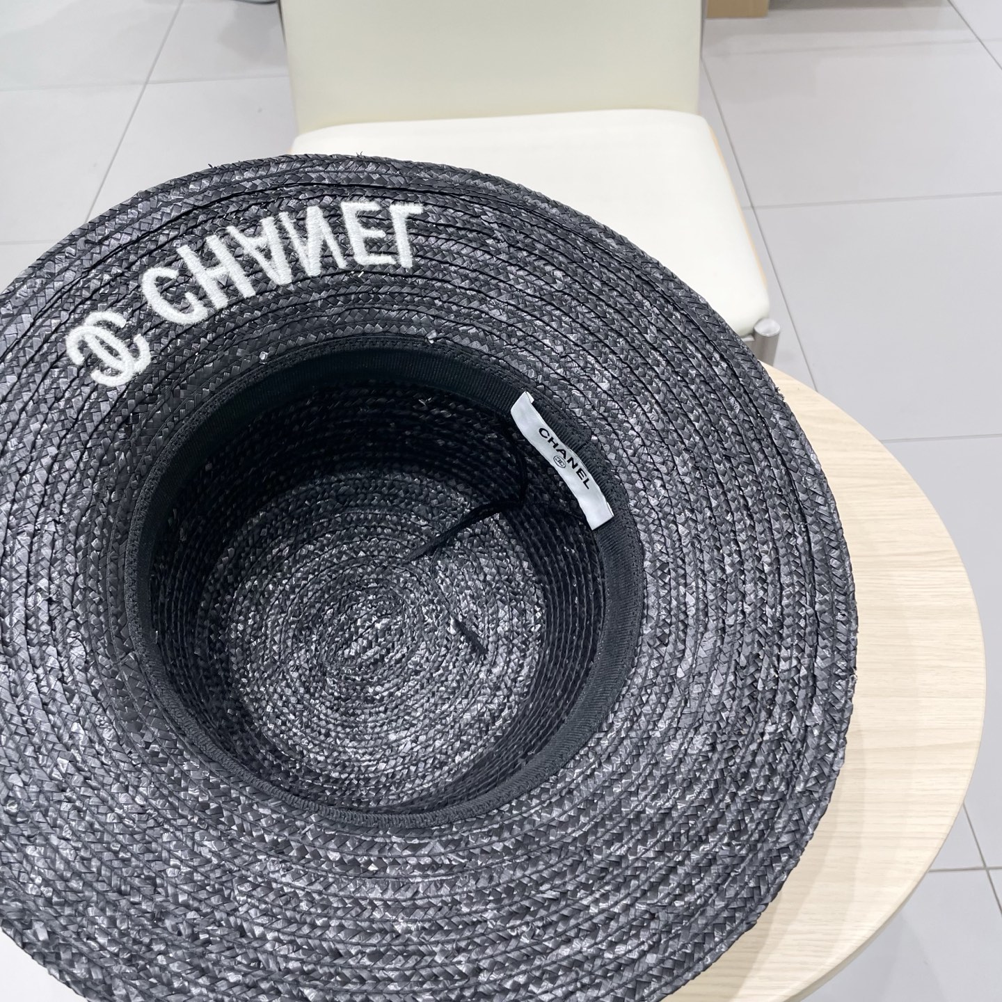  香奈儿 官方新款麦秆草帽，高密度制作，一顶超级有品位的草帽了~出街首选！帽型超美腻颜色妥妥，轻便携带！