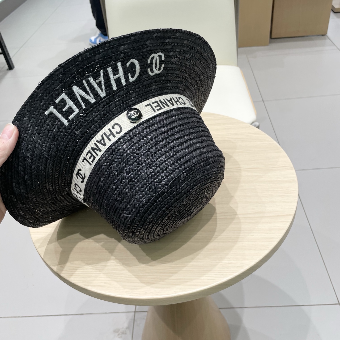  香奈儿 官方新款麦秆草帽，高密度制作，一顶超级有品位的草帽了~出街首选！帽型超美腻颜色妥妥，轻便携带！