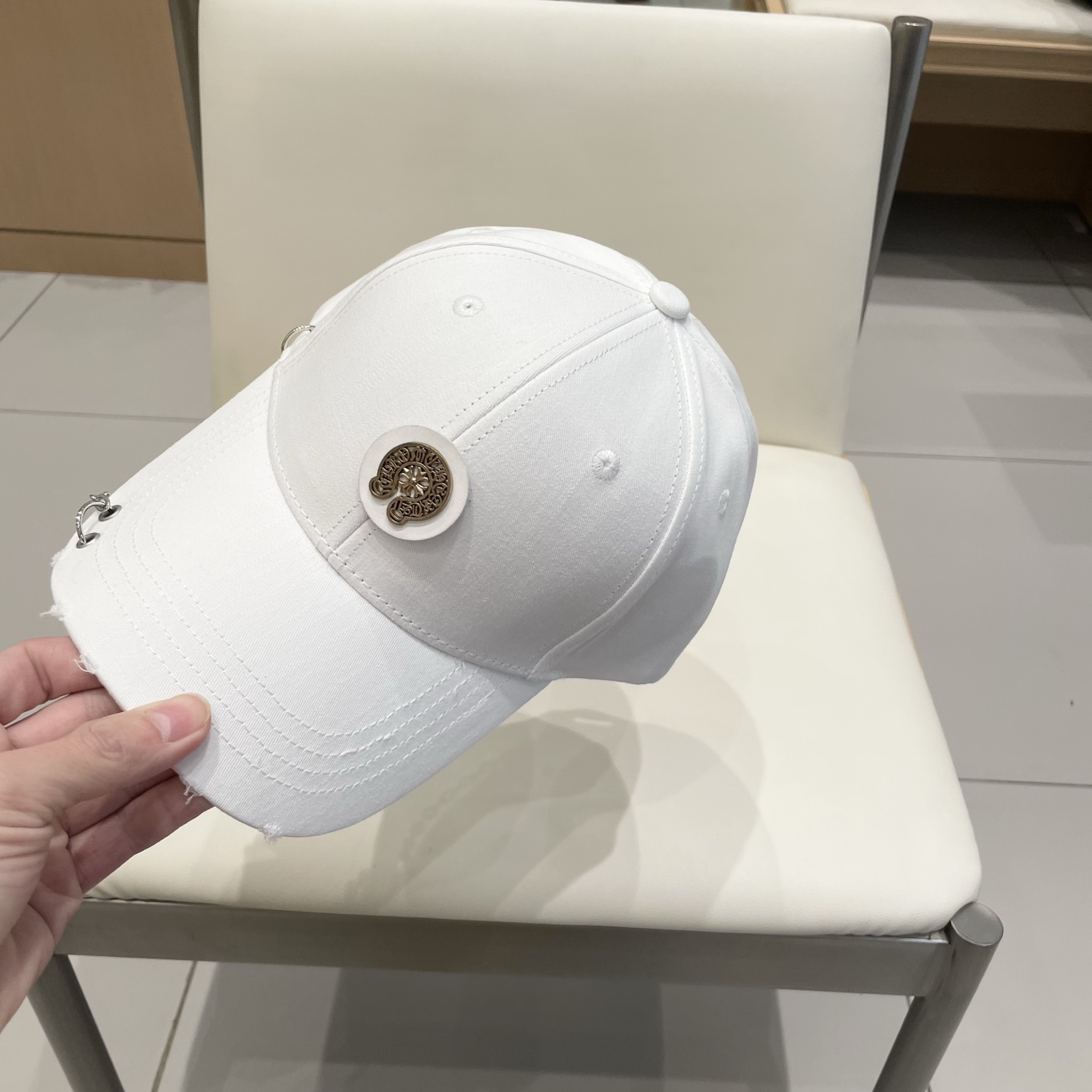  克罗心25春季新款棒球帽
这款帽子也太好看了！破洞设计增添了几分随性与不羁，无论搭配休闲装还是运动装都