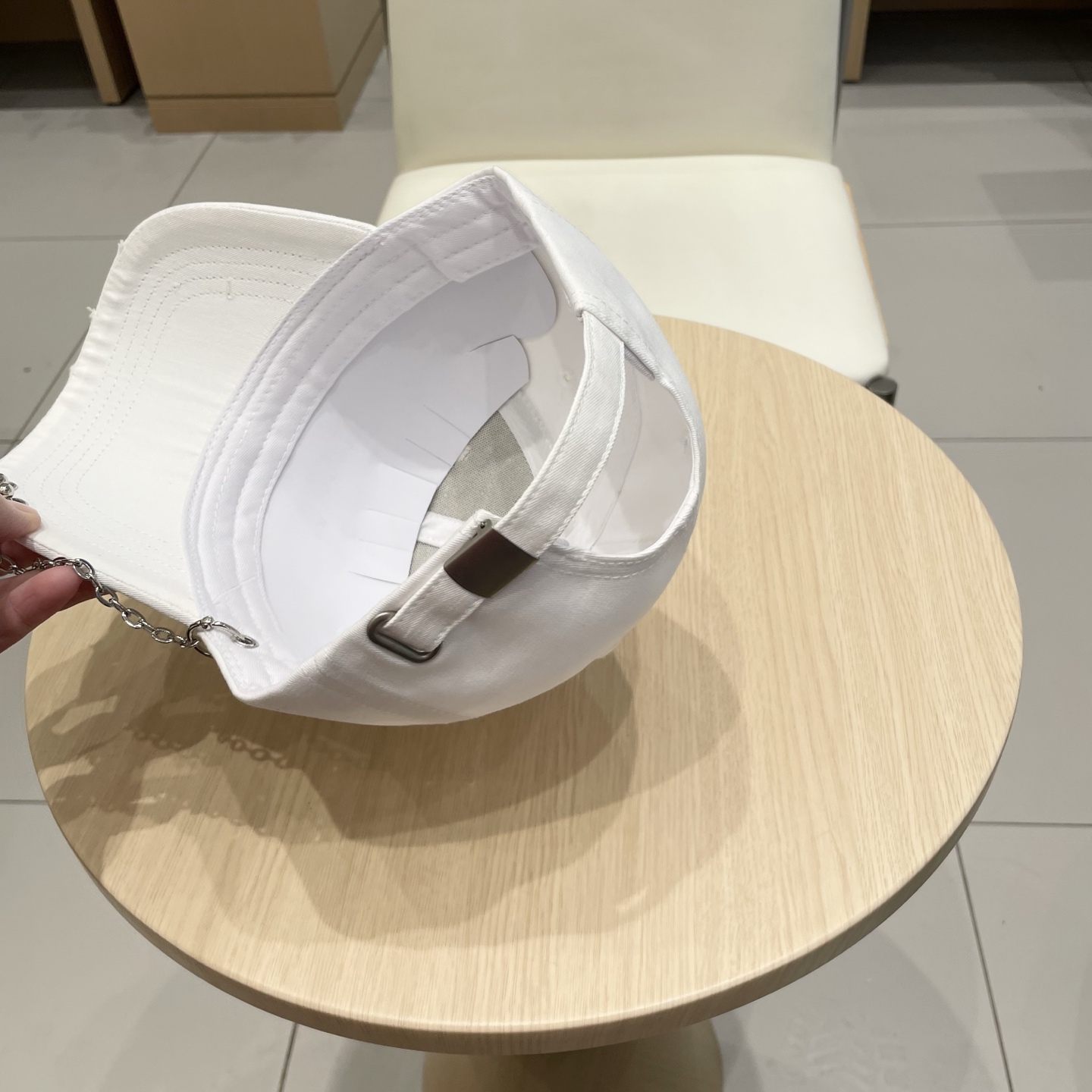  克罗心25春季新款棒球帽
这款帽子也太好看了！破洞设计增添了几分随性与不羁，无论搭配休闲装还是运动装都