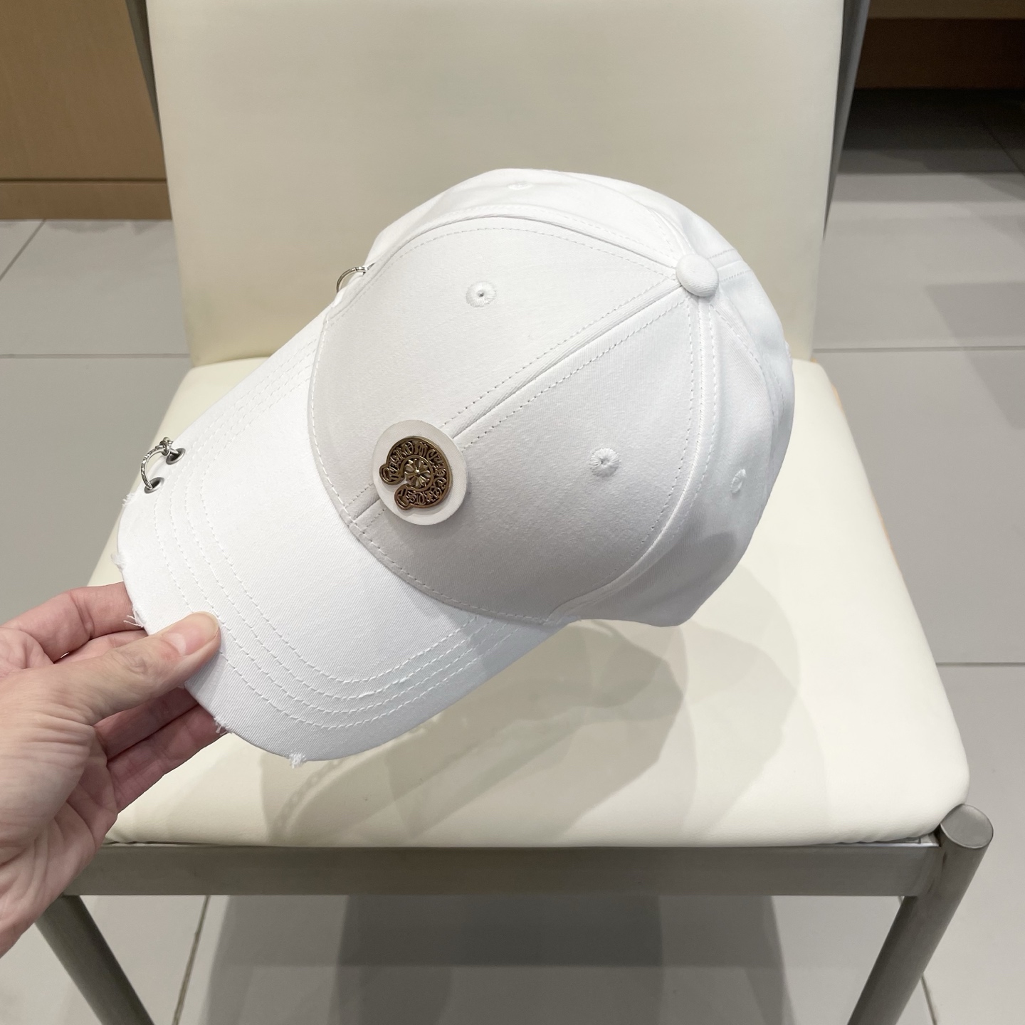  克罗心25春季新款棒球帽
这款帽子也太好看了！破洞设计增添了几分随性与不羁，无论搭配休闲装还是运动装都