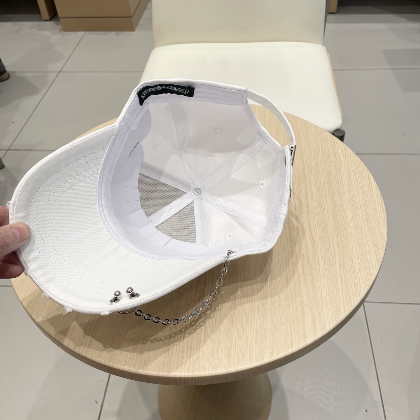  克罗心25春季新款棒球帽
这款帽子也太好看了！破洞设计增添了几分随性与不羁，无论搭配休闲装还是运动装都