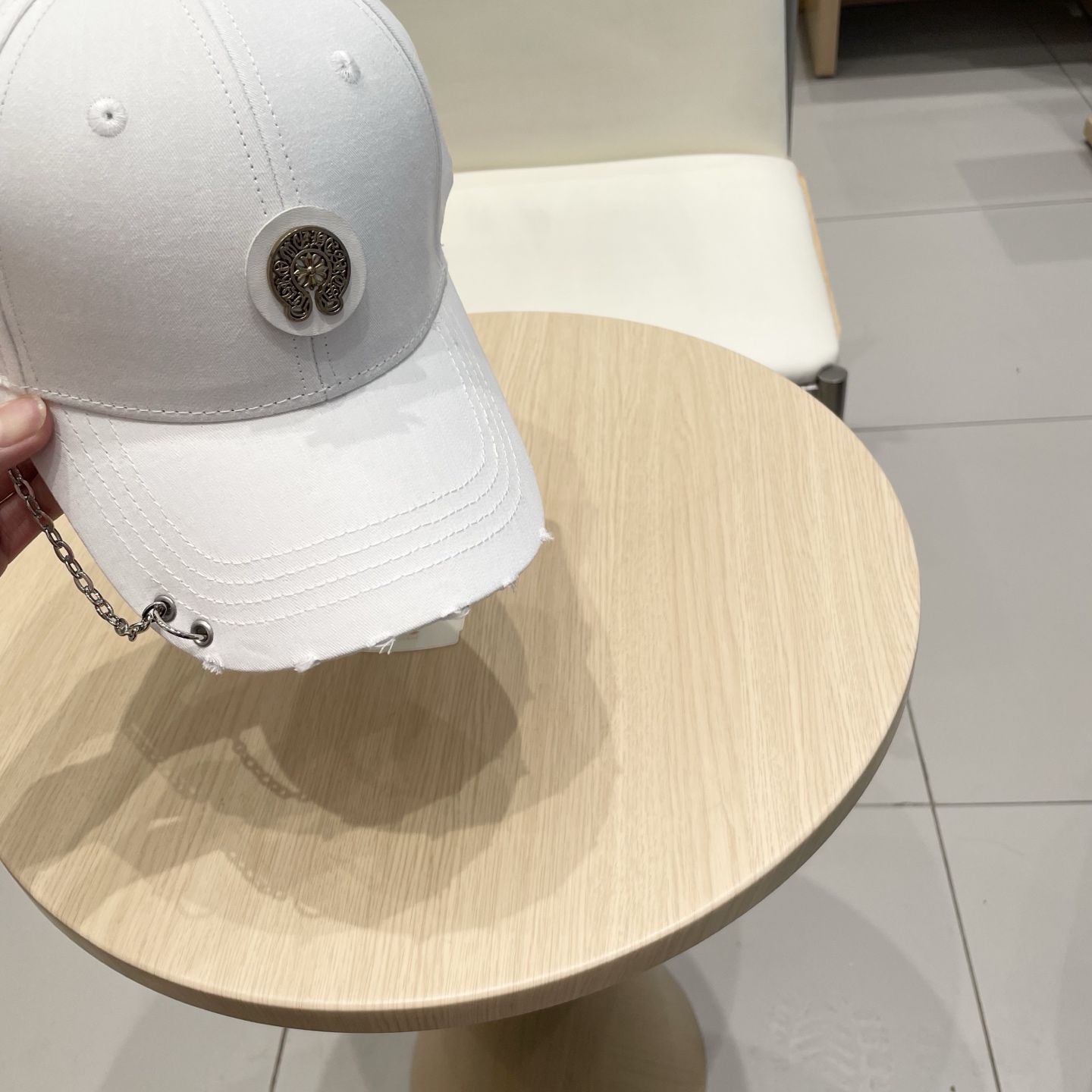  克罗心25春季新款棒球帽
这款帽子也太好看了！破洞设计增添了几分随性与不羁，无论搭配休闲装还是运动装都