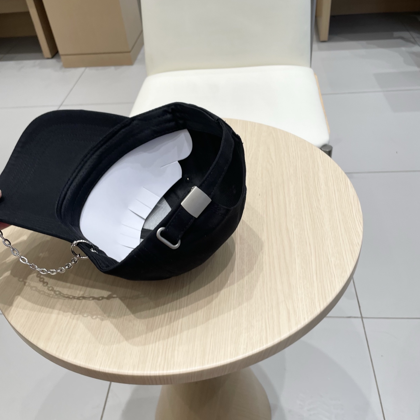  克罗心25春季新款棒球帽
这款帽子也太好看了！破洞设计增添了几分随性与不羁，无论搭配休闲装还是运动装都