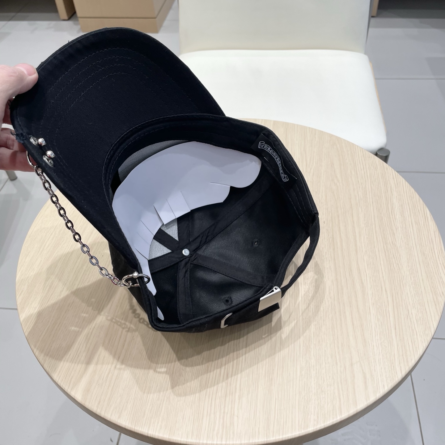  克罗心25春季新款棒球帽
这款帽子也太好看了！破洞设计增添了几分随性与不羁，无论搭配休闲装还是运动装都