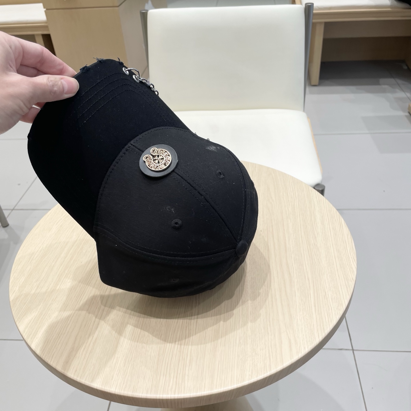  克罗心25春季新款棒球帽
这款帽子也太好看了！破洞设计增添了几分随性与不羁，无论搭配休闲装还是运动装都