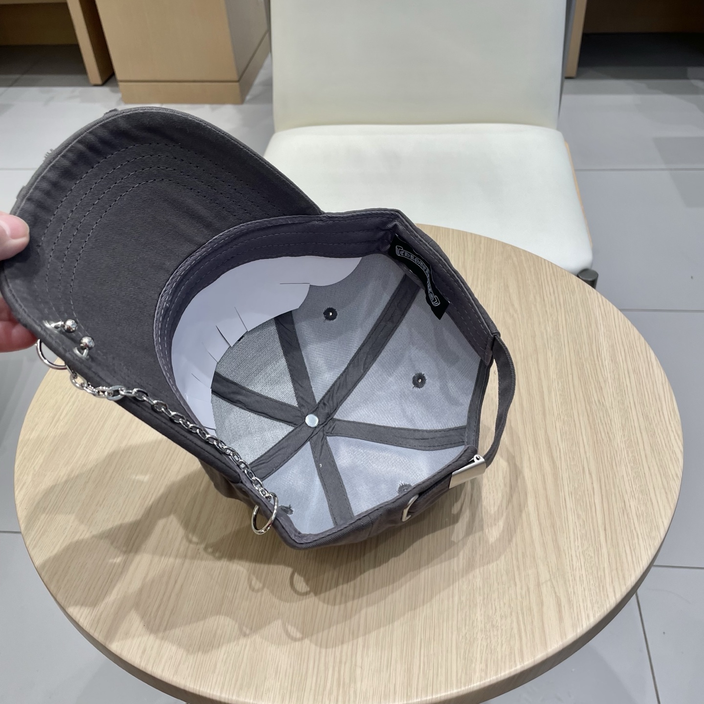  克罗心25春季新款棒球帽
这款帽子也太好看了！破洞设计增添了几分随性与不羁，无论搭配休闲装还是运动装都