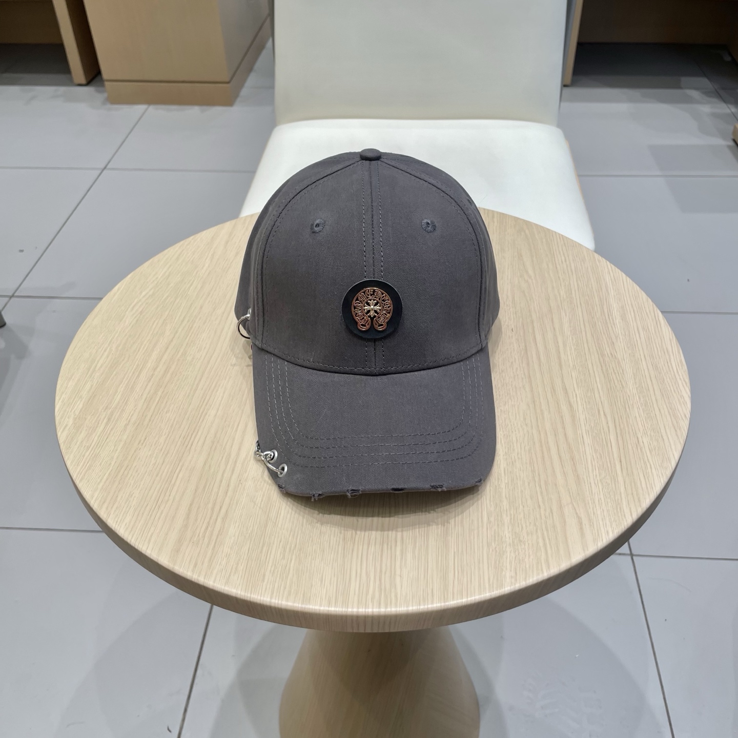  克罗心25春季新款棒球帽
这款帽子也太好看了！破洞设计增添了几分随性与不羁，无论搭配休闲装还是运动装都